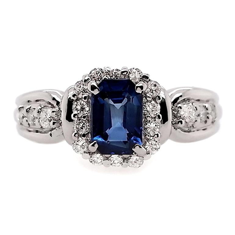 Wunderschöner Platinring mit einem 0,91ct natürlichen Madagaskar Saphir in einem fesselnden intensiven violetten Blauton. Veredelt mit 0,31 Karat natürlichen Diamanten, strahlt dieser Ring Eleganz und Raffinesse aus. Mit einem Gesamtgewicht von 8,49