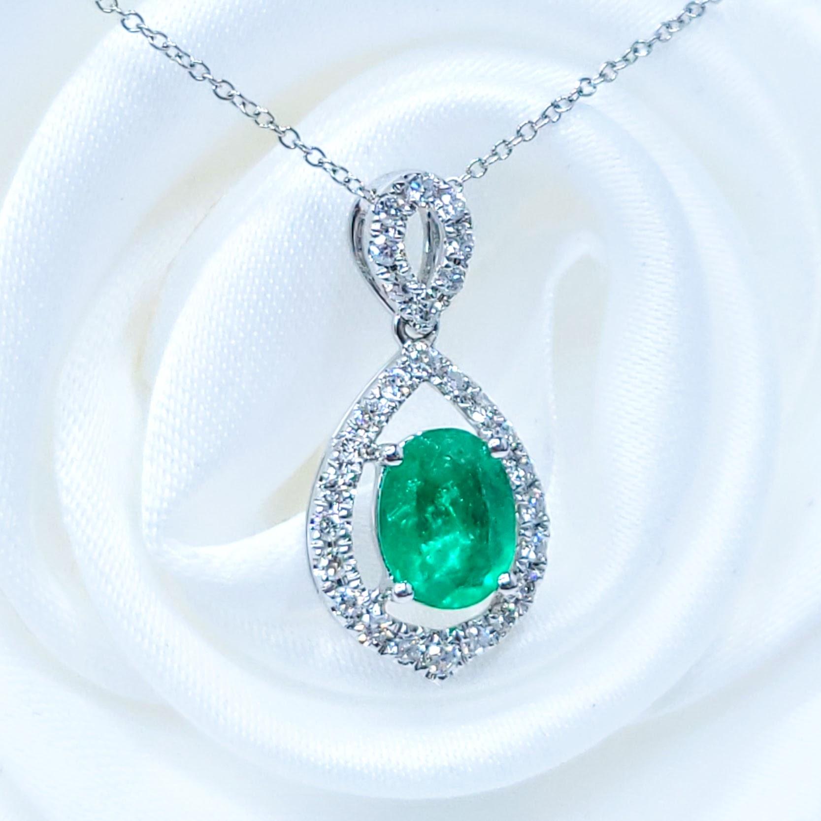 Oval Cut IGI Certified 0.92 Carat Colombian Emerald and Diamond Pendent in 18K White Gold For Sale