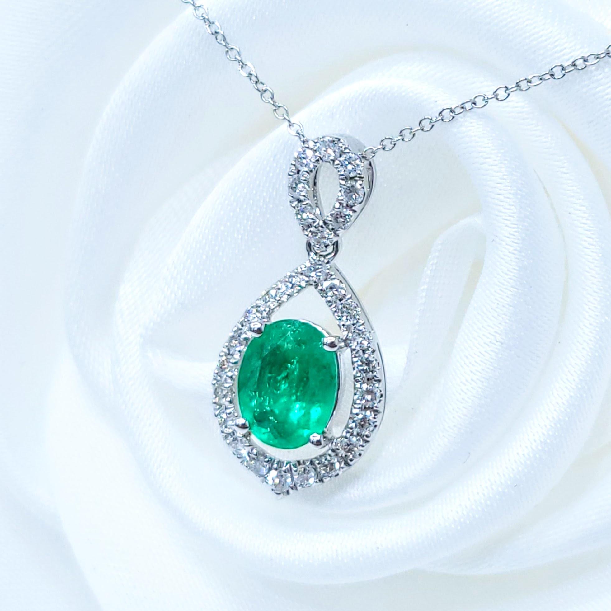 IGI Certified 0.92 Carat Colombian Emerald and Diamond Pendent in 18K White Gold In New Condition For Sale In KOWLOON, HK