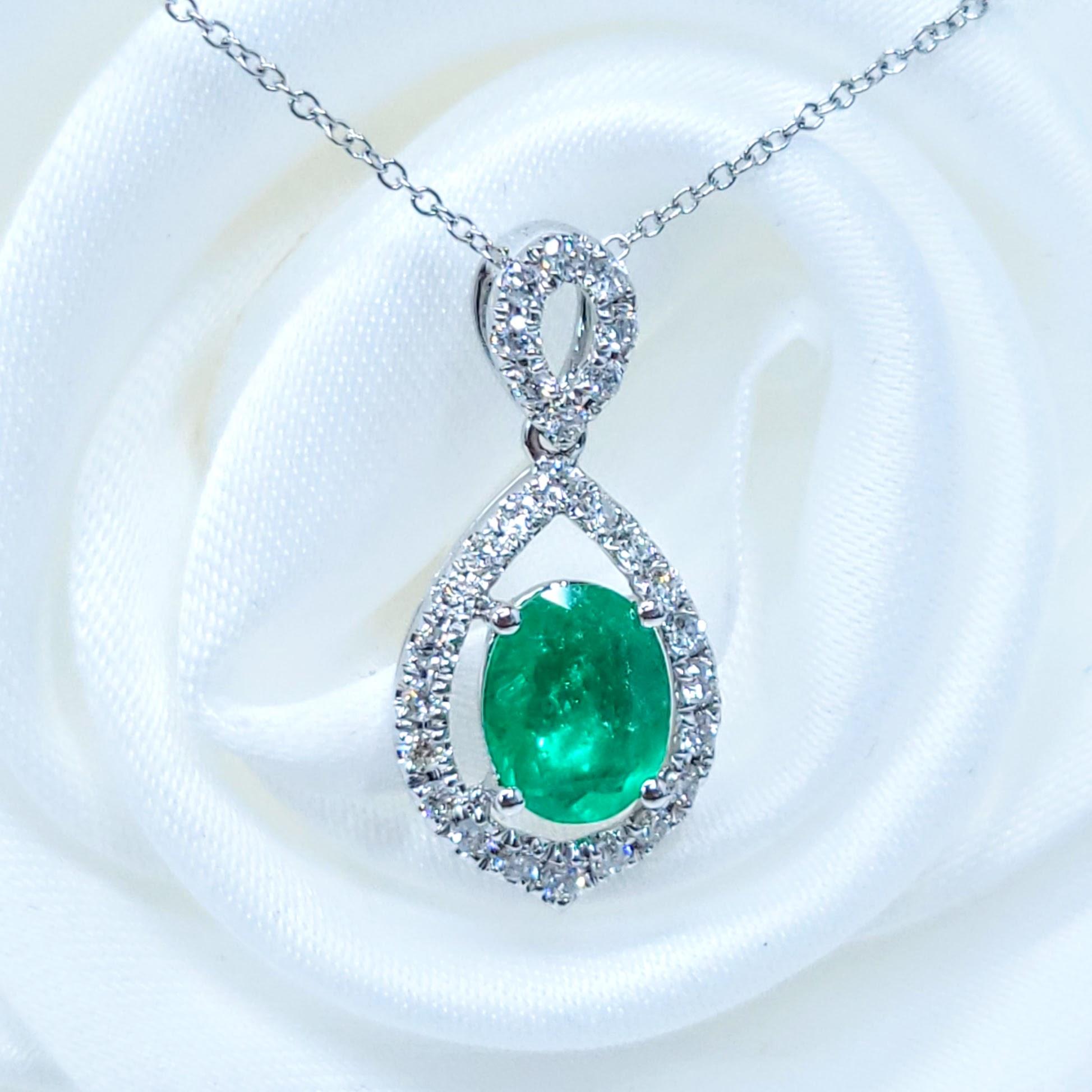 Women's IGI Certified 0.92 Carat Colombian Emerald and Diamond Pendent in 18K White Gold For Sale