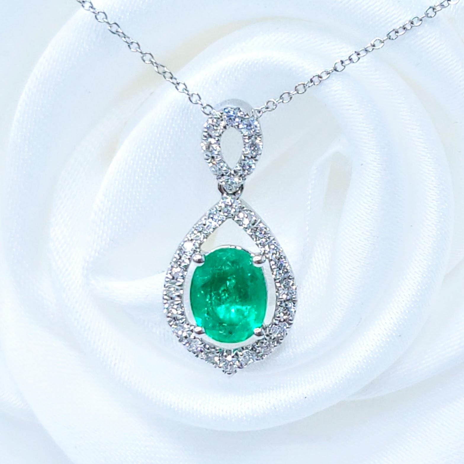 IGI Certified 0.92 Carat Colombian Emerald and Diamond Pendent in 18K White Gold For Sale 1