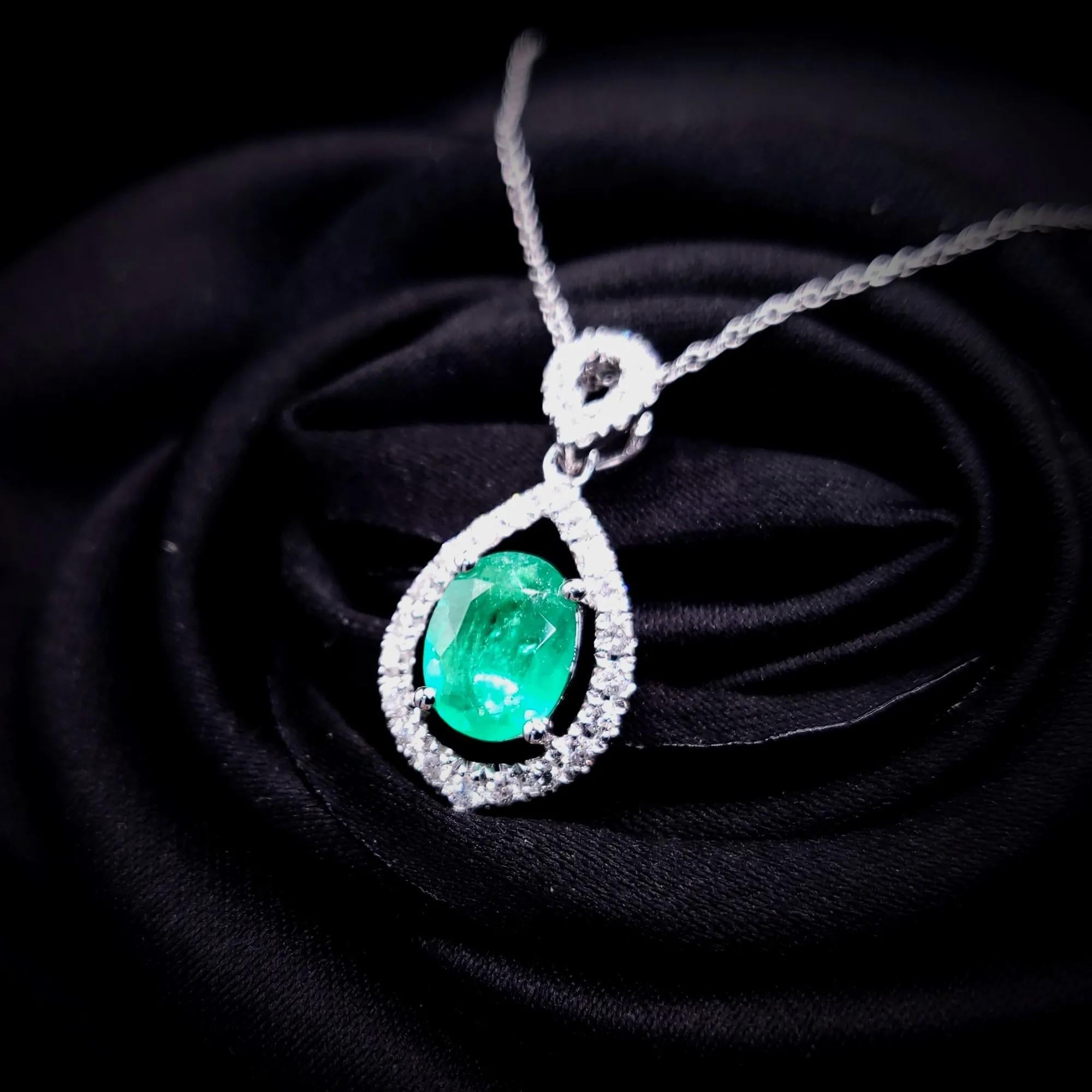 IGI Certified 0.92 Carat Colombian Emerald and Diamond Pendent in 18K White Gold For Sale 2