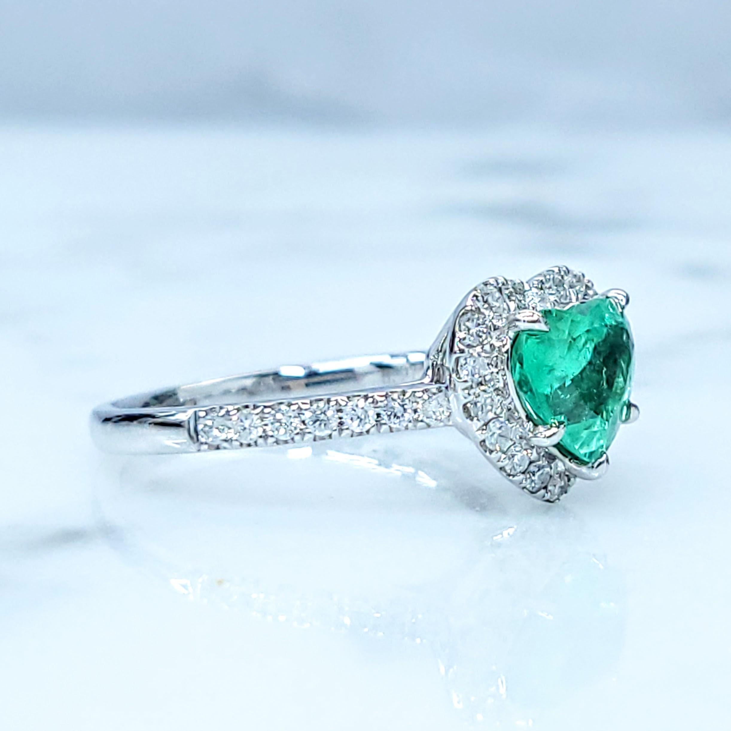 IGI certified 0.97 Carat Colombian Emerald & Diamond Ring in 18K White Gold In New Condition For Sale In KOWLOON, HK