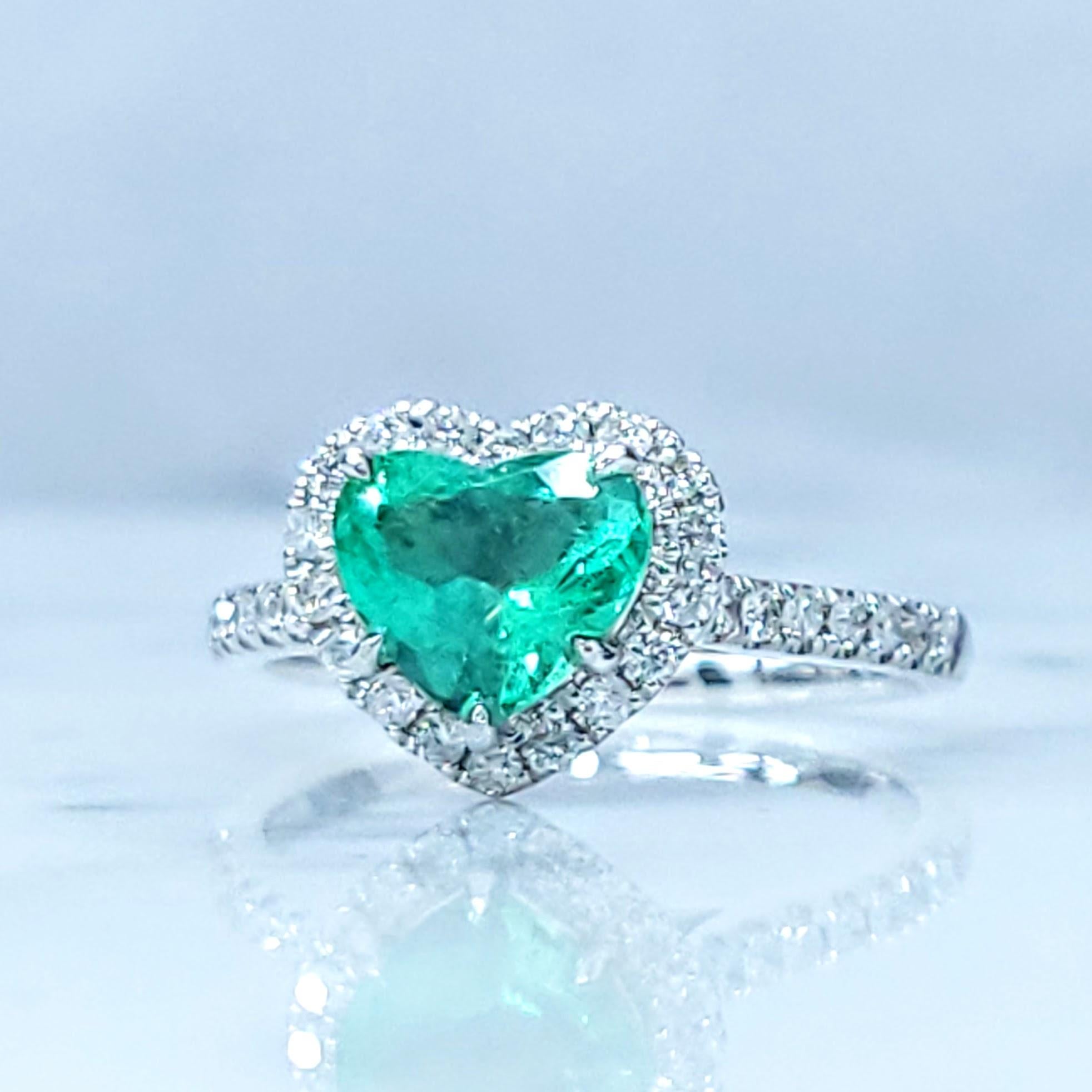 Women's IGI certified 0.97 Carat Colombian Emerald & Diamond Ring in 18K White Gold For Sale