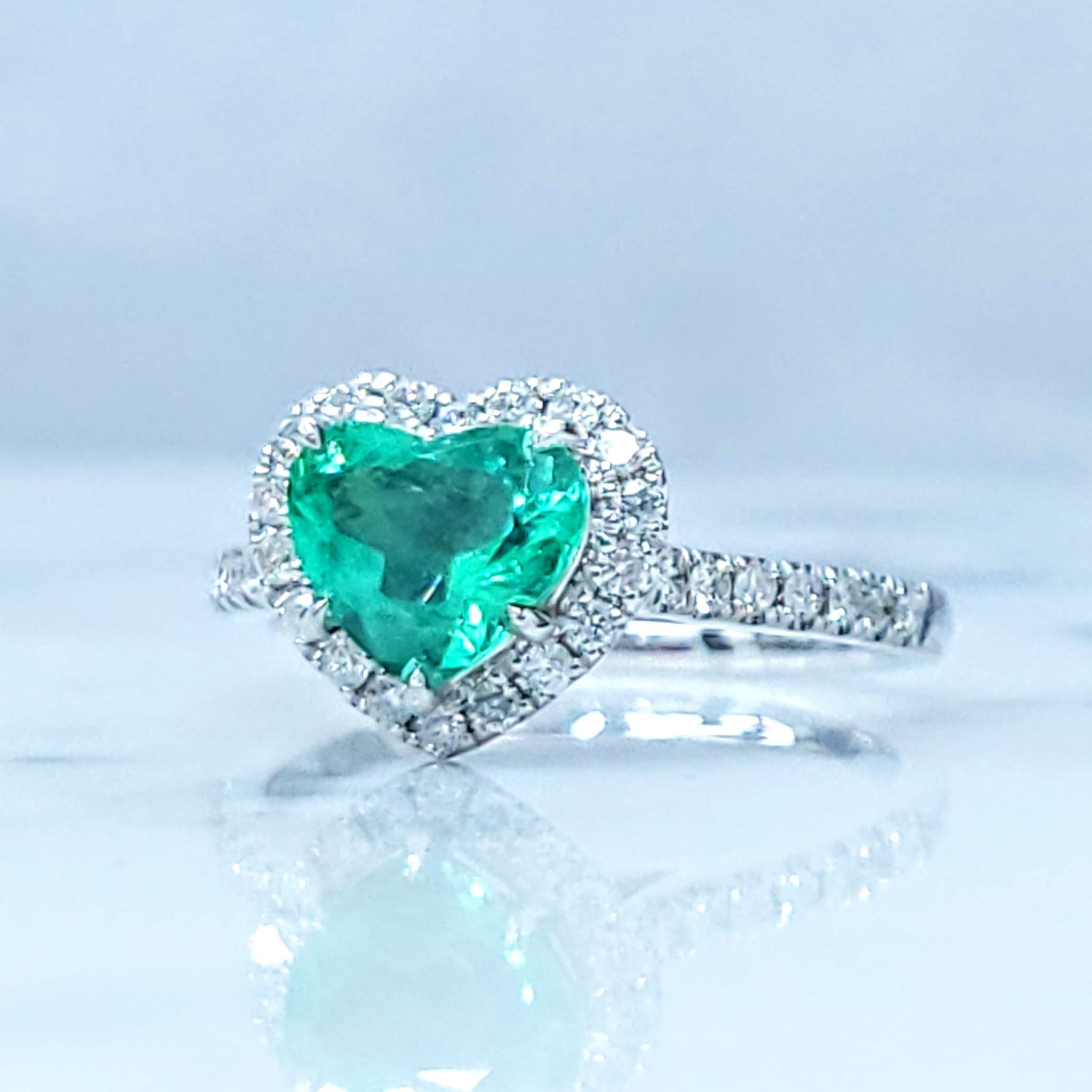IGI certified 0.97 Carat Colombian Emerald & Diamond Ring in 18K White Gold For Sale 1
