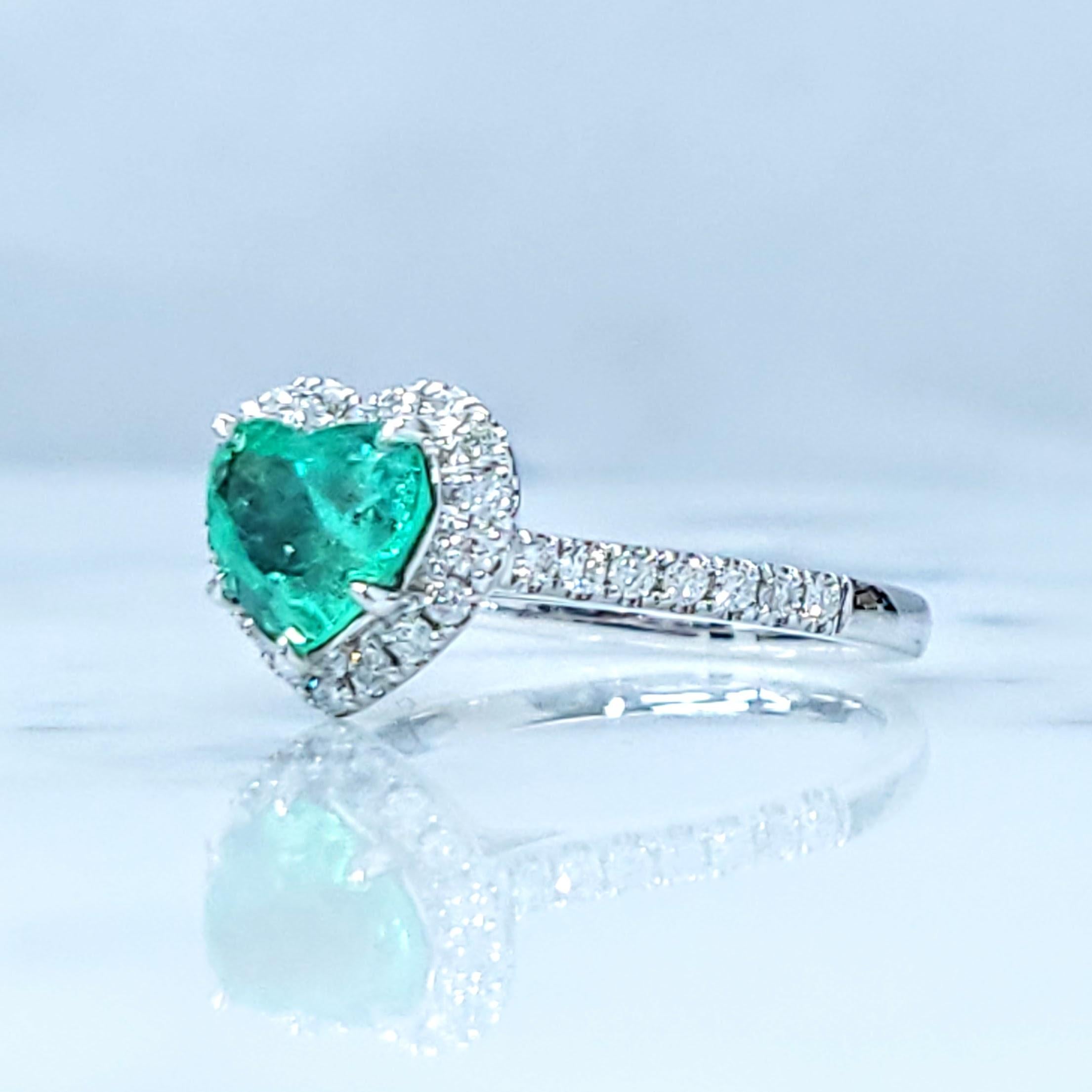 IGI certified 0.97 Carat Colombian Emerald & Diamond Ring in 18K White Gold For Sale 2