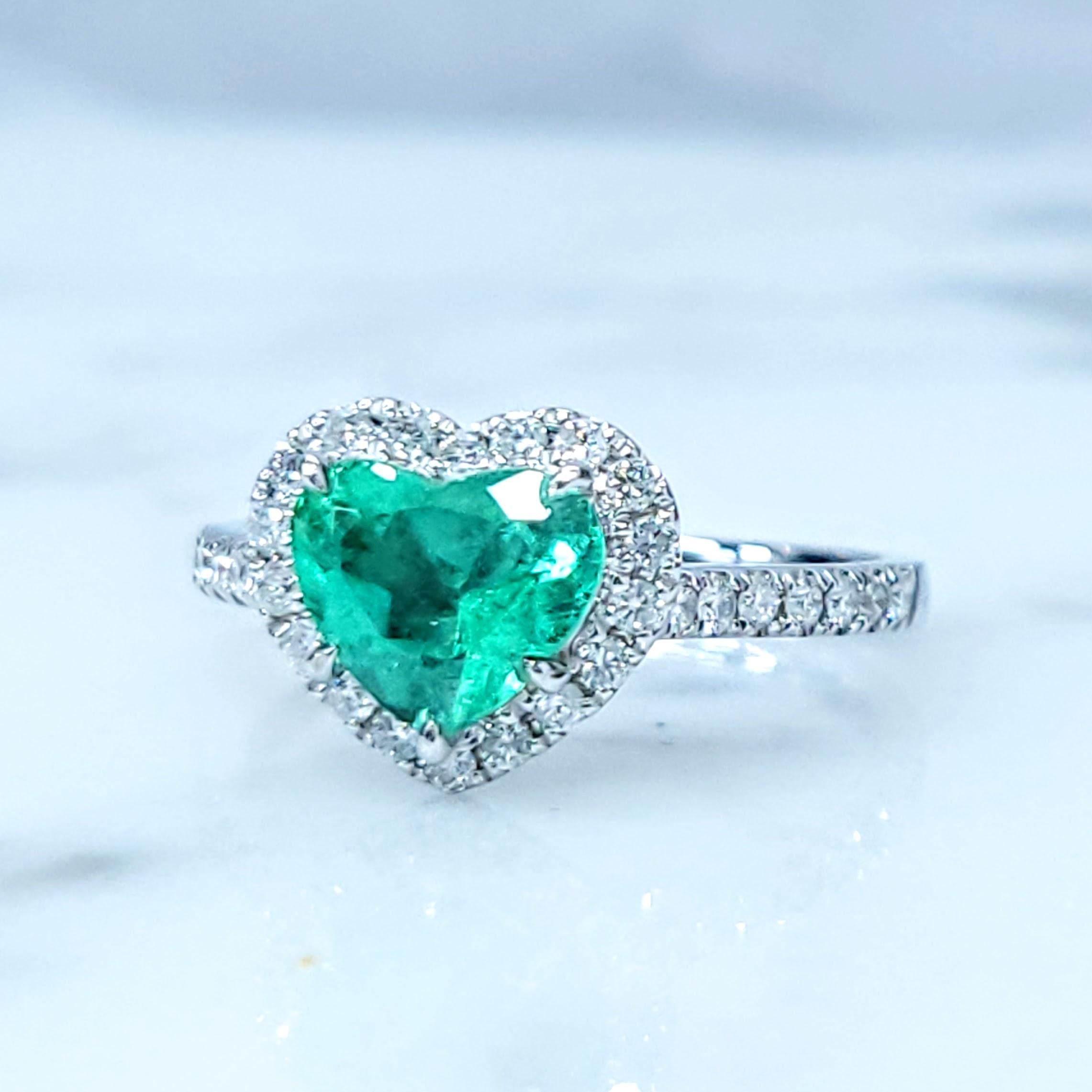 IGI certified 0.97 Carat Colombian Emerald & Diamond Ring in 18K White Gold For Sale 3