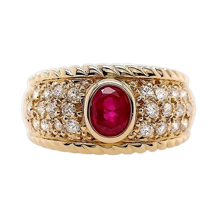 Elegante anello in oro giallo 18 carati con un rubino di Birmania naturale da 0,98 carati in un classico taglio ovale misto, che mostra un'intensa tonalità di rosso porpora con un'incredibile trasparenza. Accentuato da 0,39 carati di diamanti