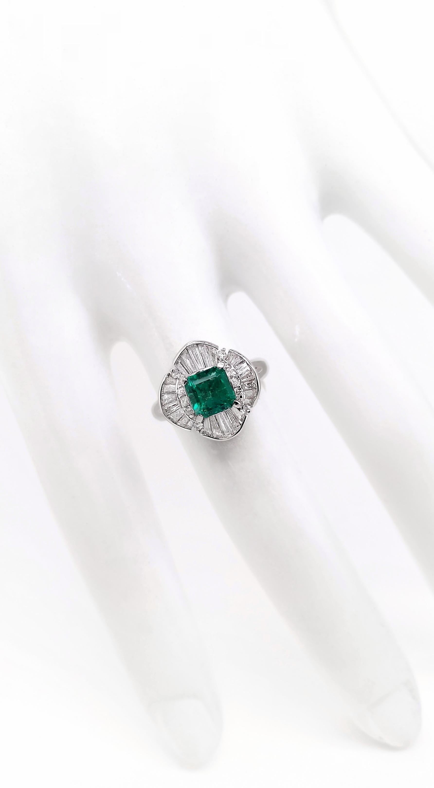 Square Cut IGI Certified 0.99ct Colombian Emerald and 0.80ct Natural Diamonds Platinum Ring For Sale
