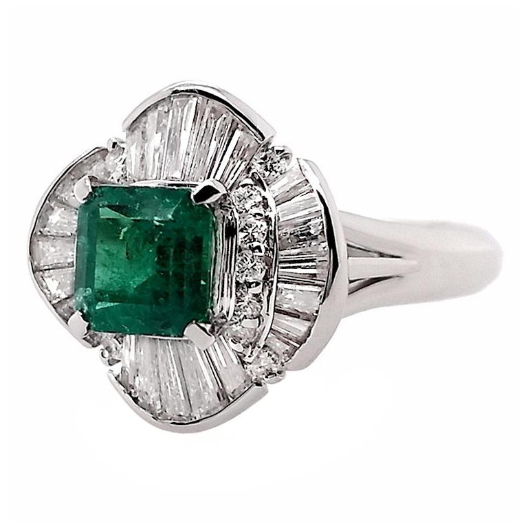 IGI Certified 0.99ct Colombian Emerald and 0.80ct Natural Diamonds Platinum Ring In New Condition For Sale In Hong Kong, HK