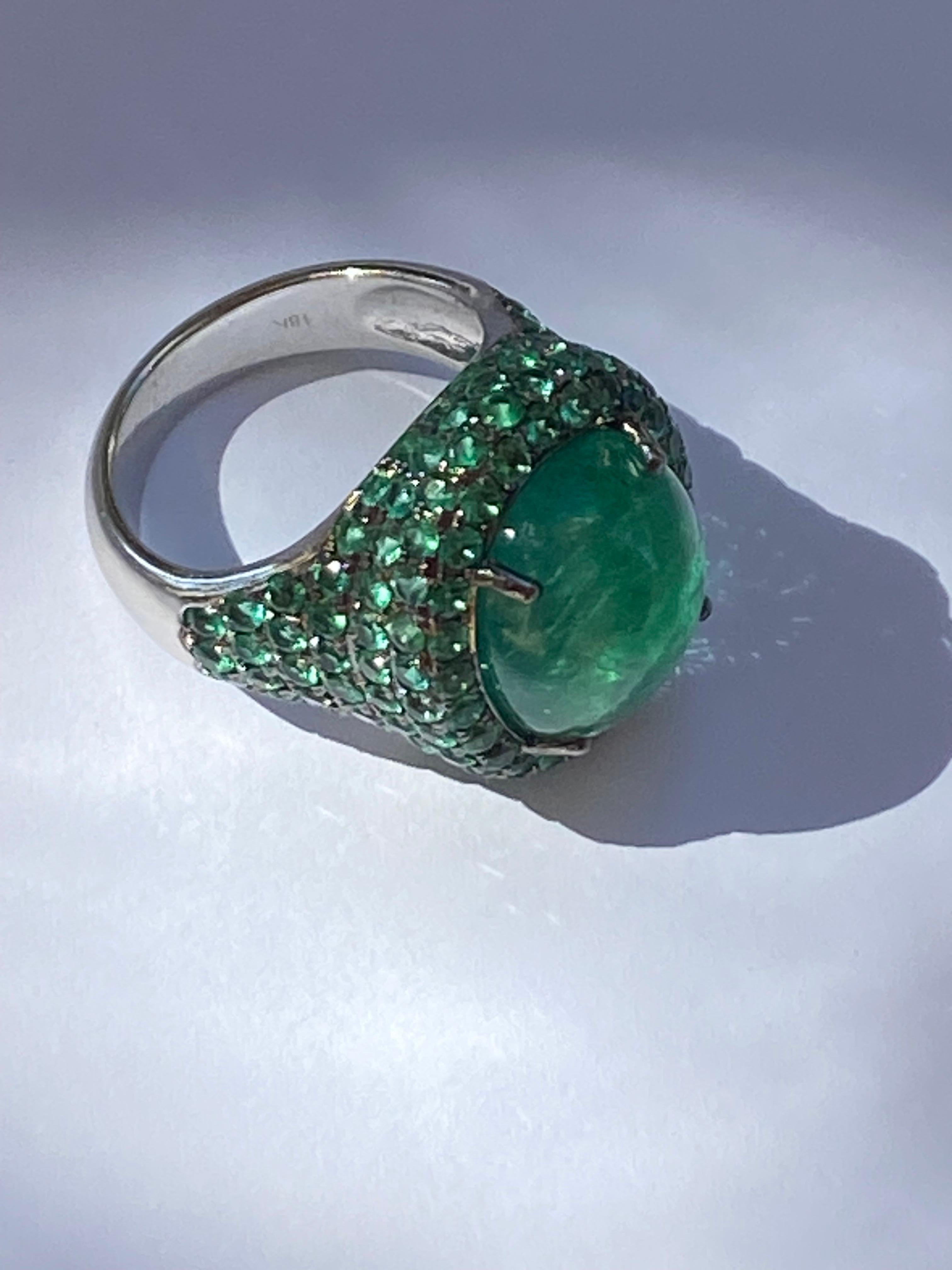 Women's or Men's  AIG Certified 10 Carat Zambian Emerald 18K Gold Ring For Sale