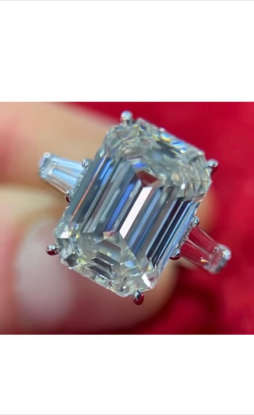 An exquisite solitaire in 18k gold with laboratory grown diamond emerald cut , F/VS1 and two baguettes cut of natural diamonds on side.
It is a sustainable diamond for customers as love important size of diamond, but not want spend a lot of money.