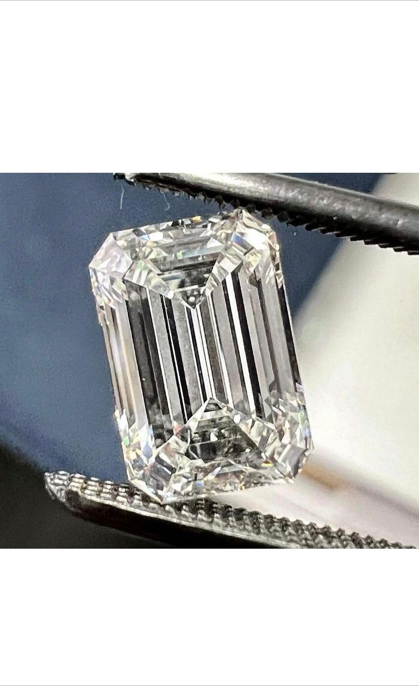 IGI Certified 10 Ct of Emerald Cut Diamond on Ring In New Condition In Massafra, IT