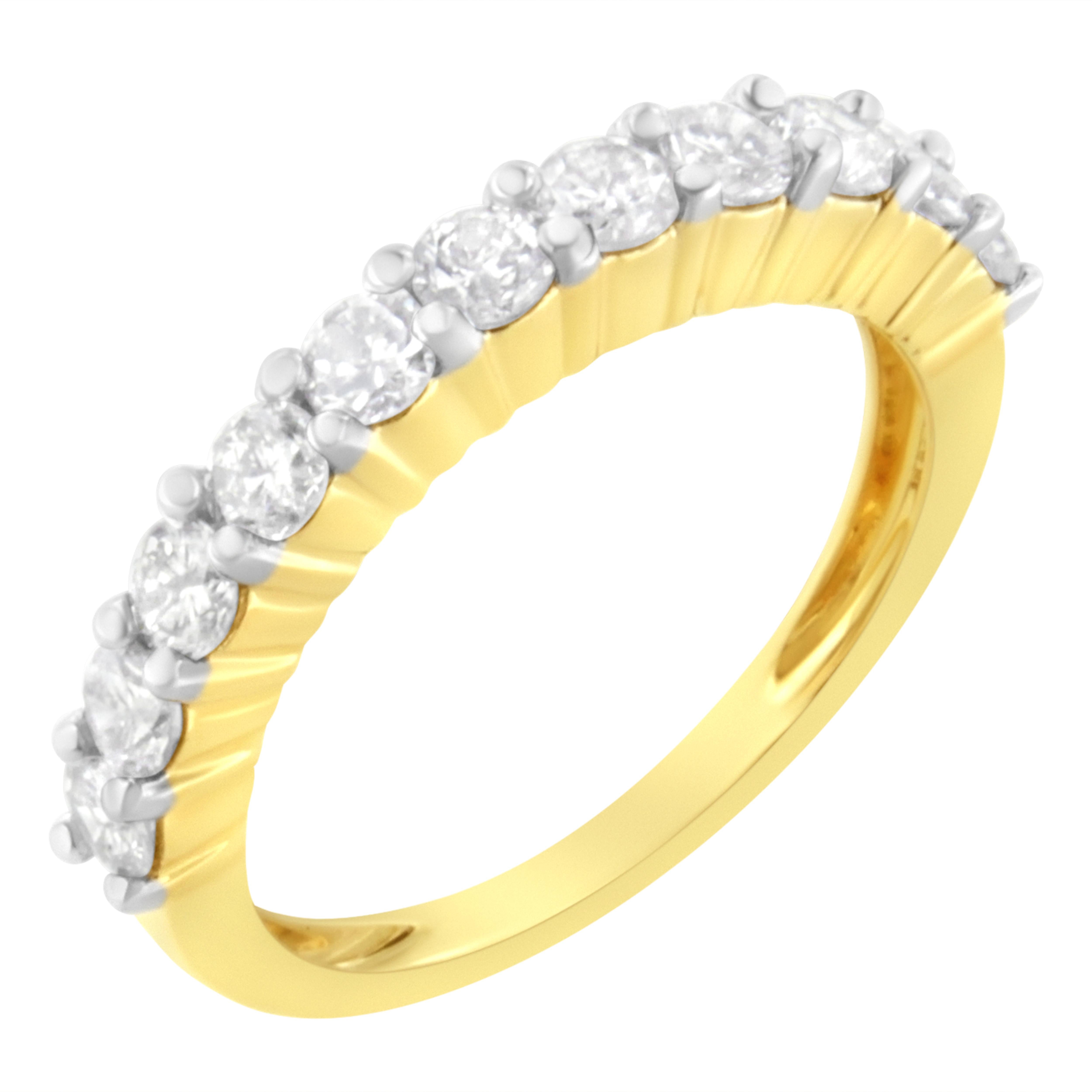 Dieser elegante und zeitlose Diamant-Hochzeitsring bietet Ihnen die Wahl zwischen 0,5 oder 1,0 Karat Gesamtgewicht an Diamanten mit elf einzelnen Steinen. Dieser exquisite, IGI-zertifizierte Ehering aus 10 Karat Gelbgold verfügt über elf