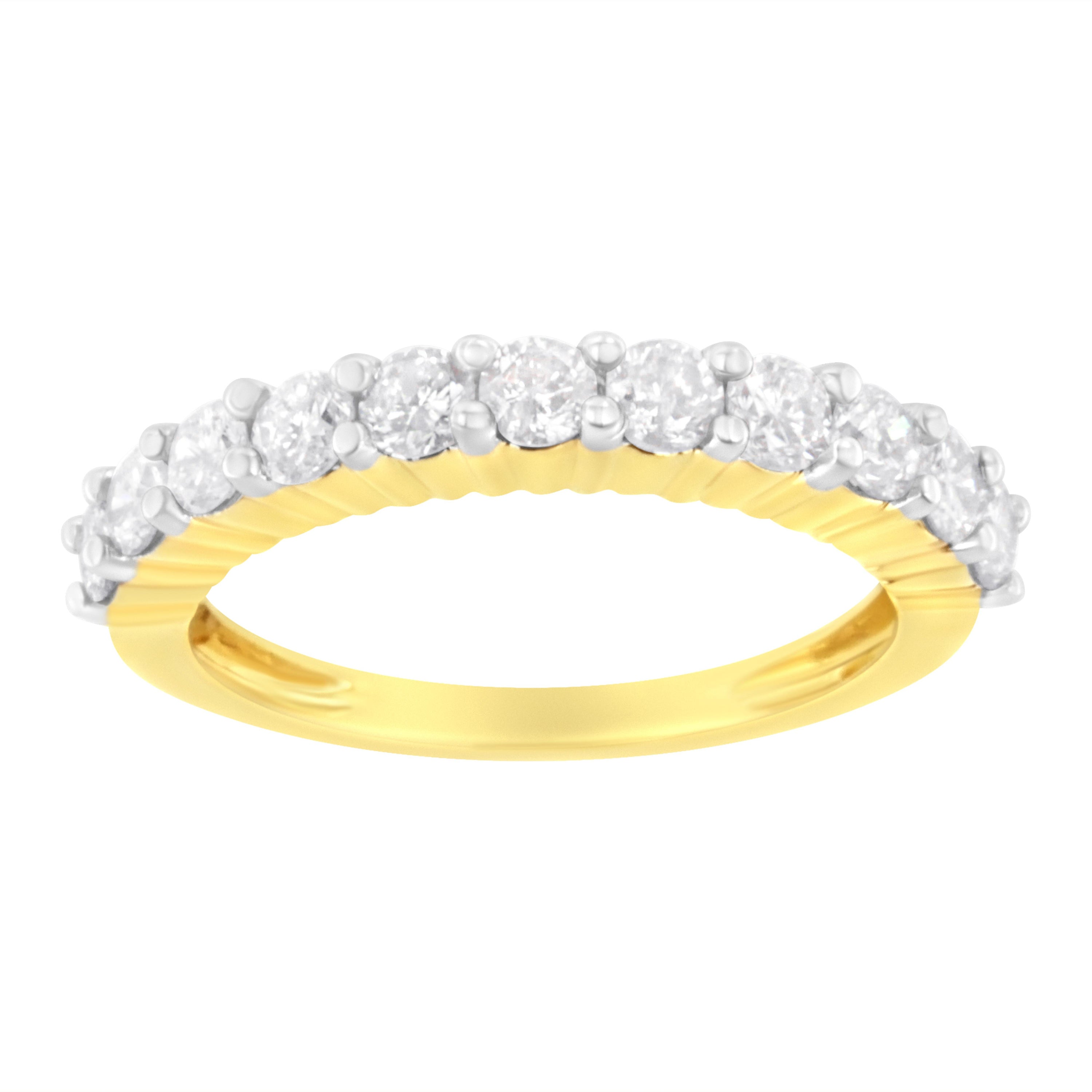 Anello nuziale a fascia scanalata in oro giallo 10K con diamante certificato IGI da 1,0 Cttw in vendita