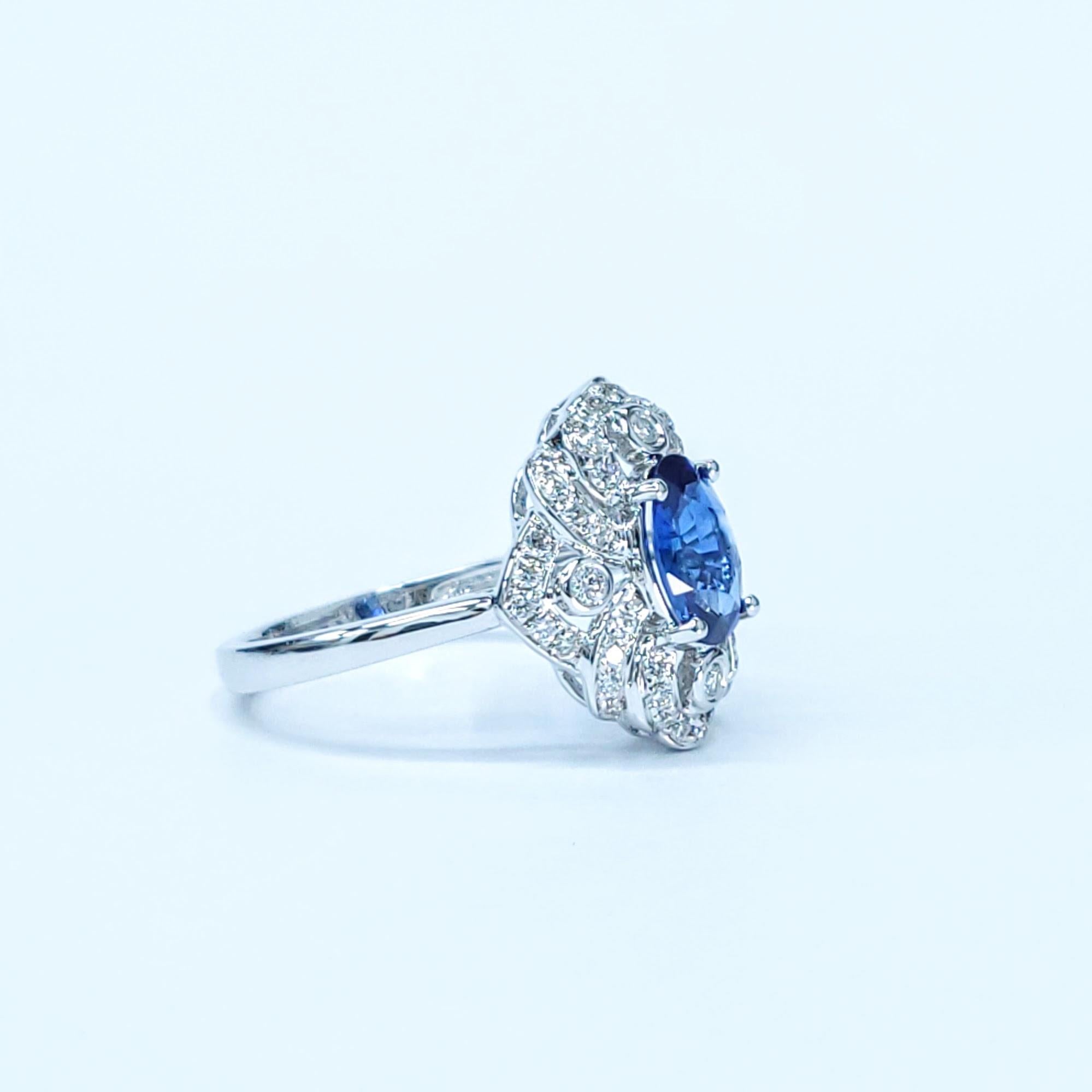 IGI Certified 1.00 Carat Blue Sapphire & Diamond Ring in 18K White Gold In New Condition For Sale In KOWLOON, HK