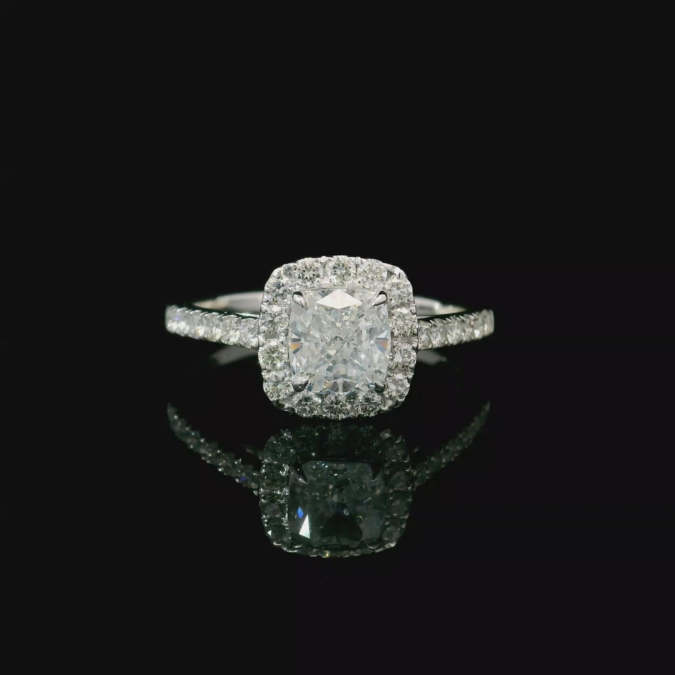 Anello in oro bianco 18 carati con diamanti
  
  Colore e caratura dell'oro: Oro bianco 18kt
  Peso: 2.81 grammi
  
  Imposta con...
  Tipo di pietra: Diamanti
  Forma: Cuscino
  Carati: 1,00 ct
  Colore: F
  Chiarezza: SI2
  
  Pietre circostanti: