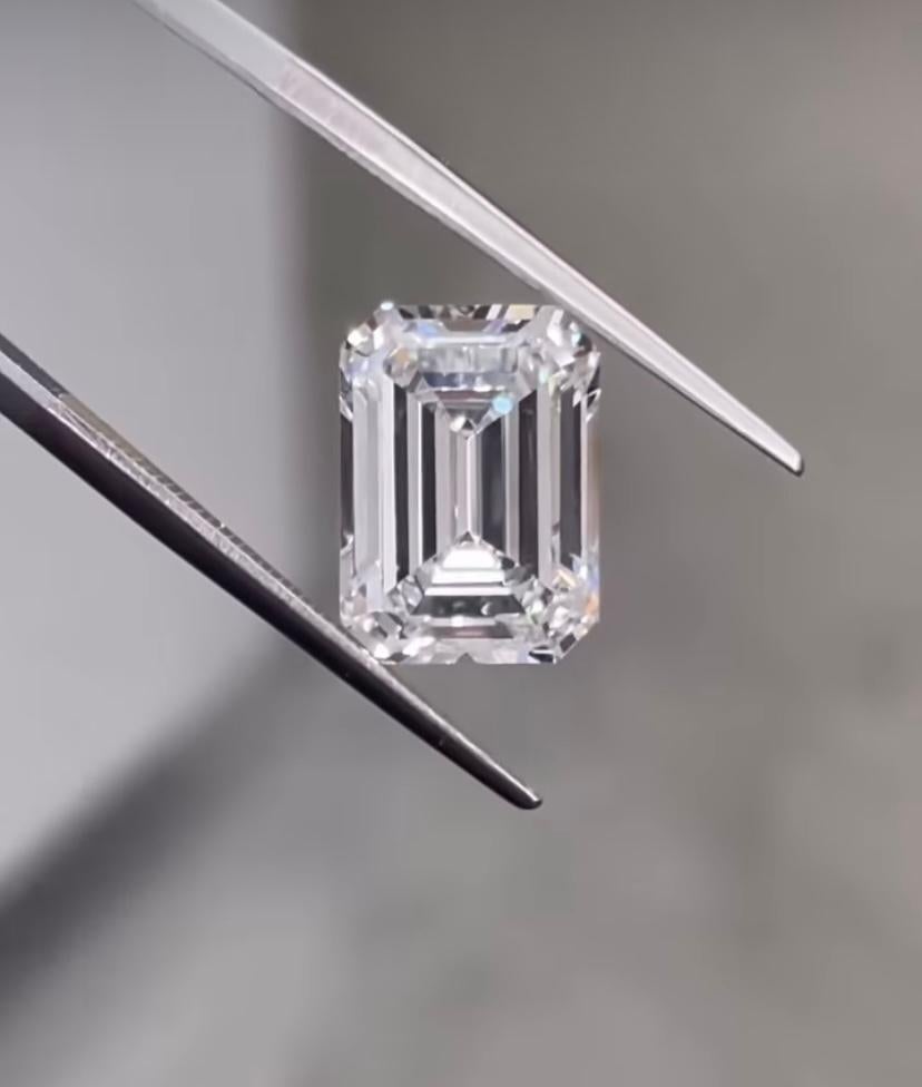 Un diamant naturel exclusif certifié IGI en taille émeraude parfaite, de 10,00 carats, de couleur H et de pureté SI2, si grand et si rare.
Complet avec IGI certifié.

Prix de vente.
