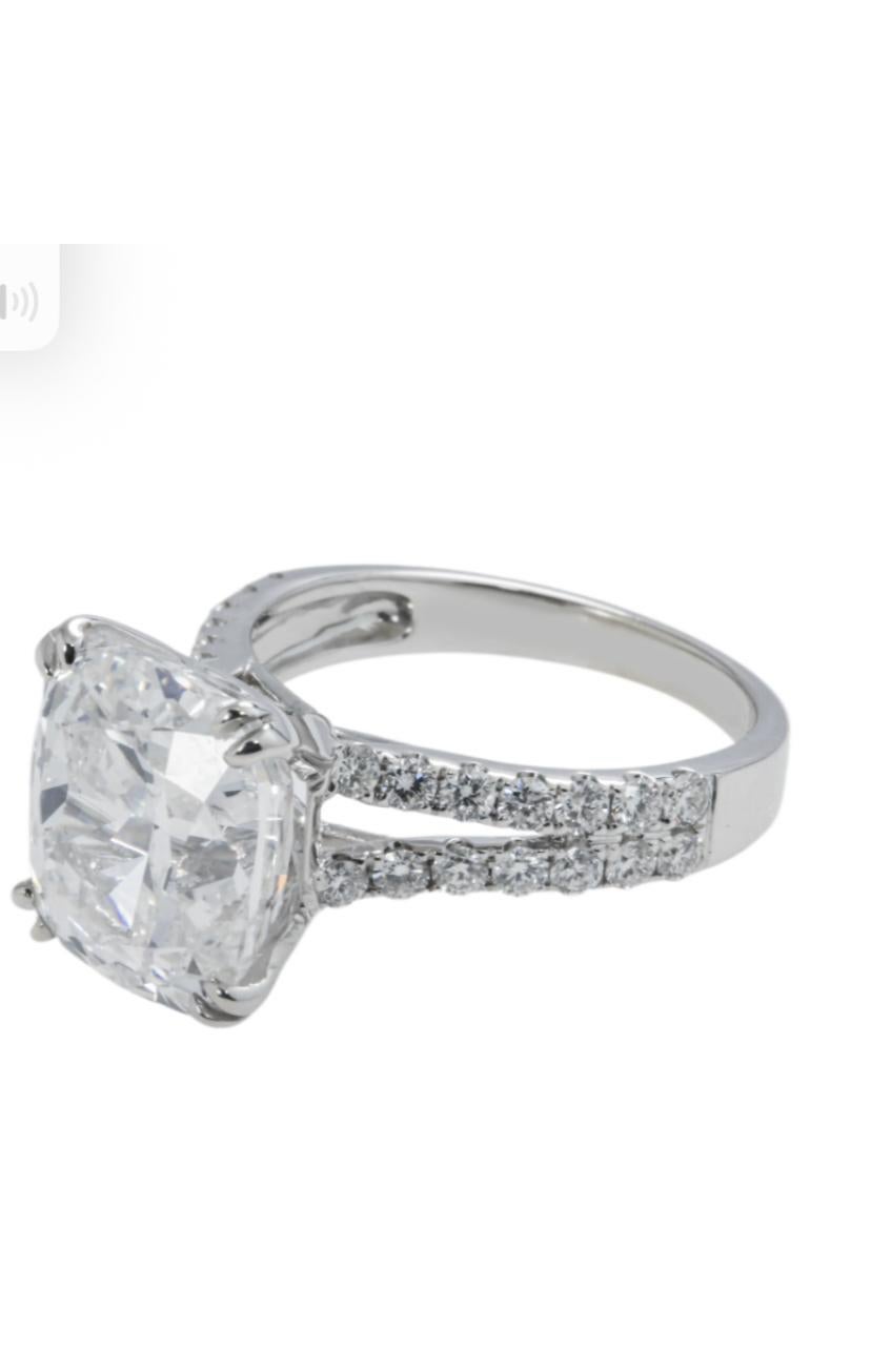 An exclusive Diamond solitaire ring in adorable contemporary design, so elegant a d refined style .
Elevate your timeless of beauty and add a touch of class and sophistication on your look.
Stunning ring come in 18k gold with a lustrous Diamond of