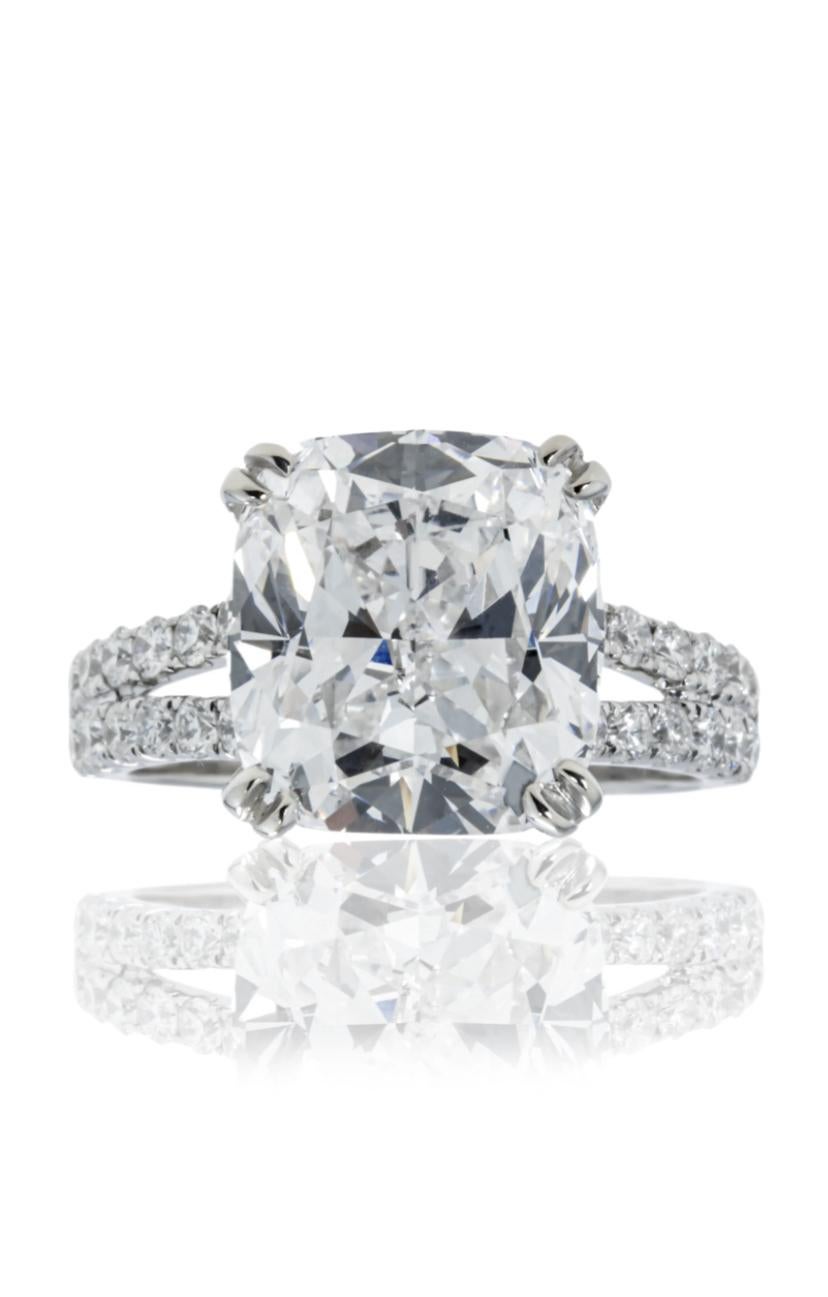 Cushion Cut IGI Certified 10.00 Carats VS1 Diamond 18K Gold Solitaire For Sale