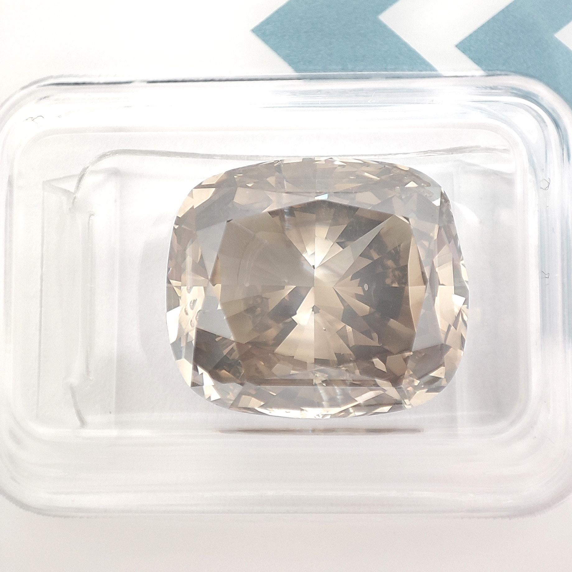 PER GLI ACQUIRENTI STATUNITENSI NESSUNA IVA 

Rapporto sui diamanti:
Forma: Cuscino 
Misure: 13.36 X 11.60 X 7.06 mm
Peso in carati: 1,06 carati
Colore: Giallo grigio-marrone fantasia
Chiarezza: SI2

- Consegna completamente assicurata da FedEx.
