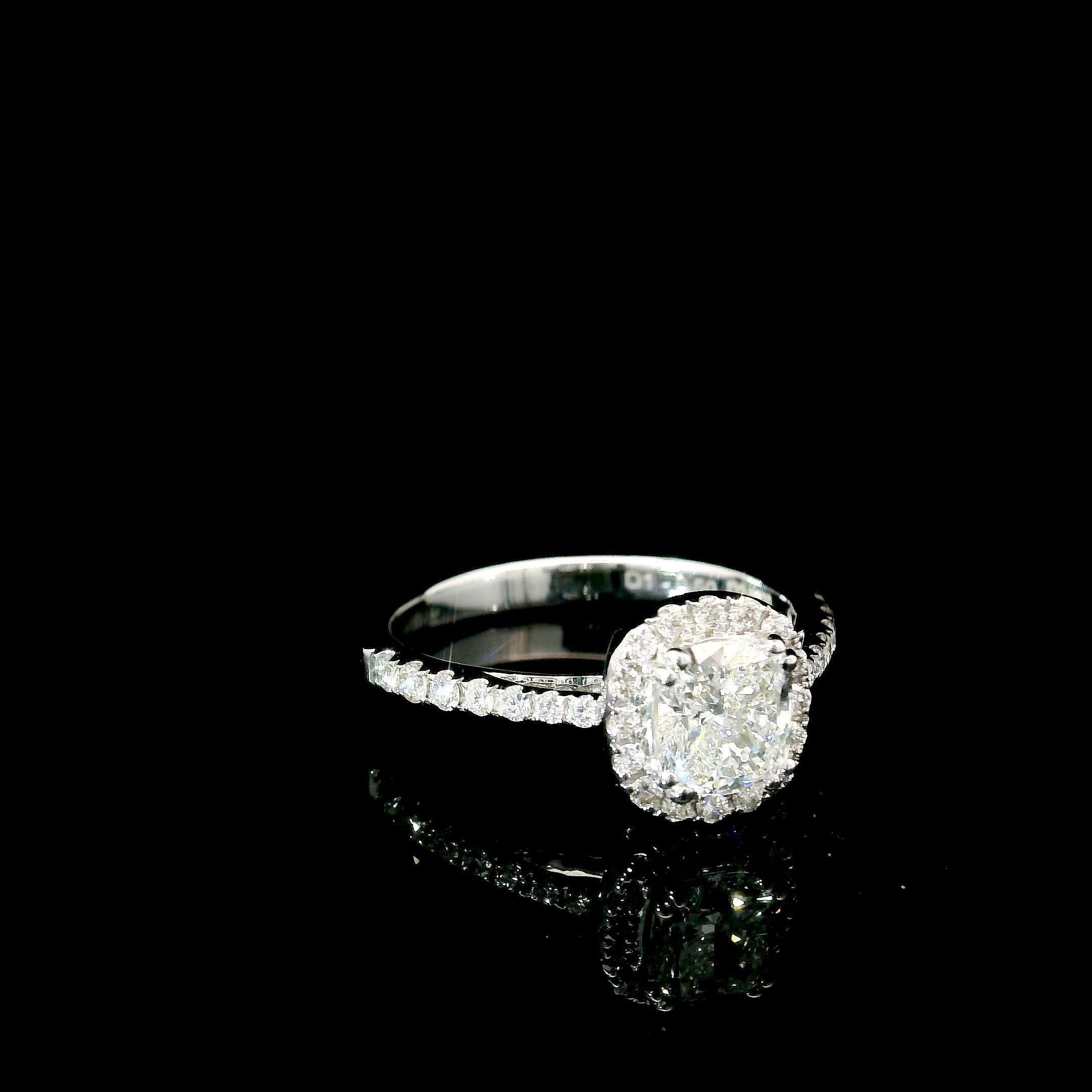 Oval Cut IGI Certified 1.01 Carat F Colour SI2 Clarity Diamond Ring For Sale