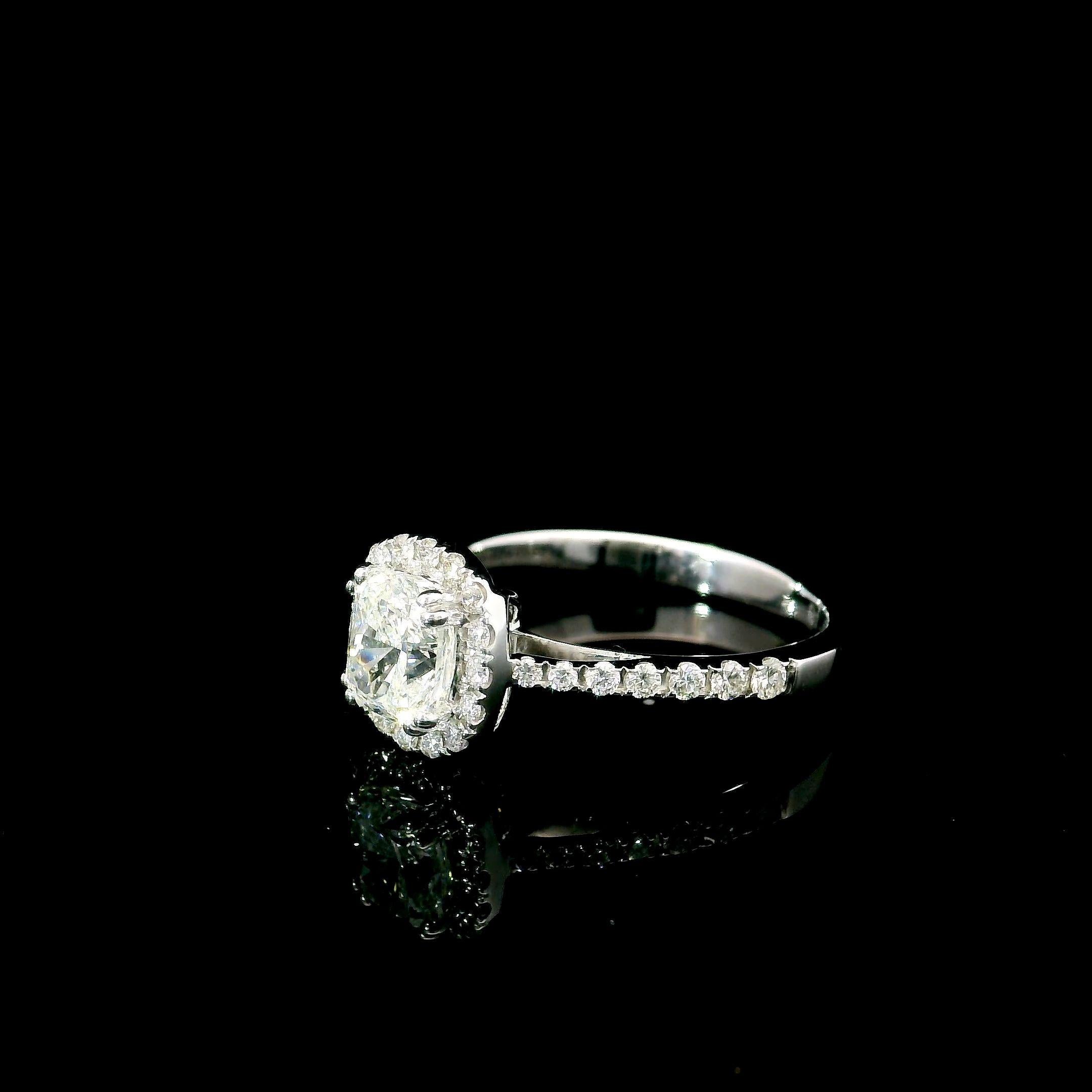 IGI Certified 1.01 Carat F Colour SI2 Clarity Diamond Ring In New Condition For Sale In บางรัก, TH