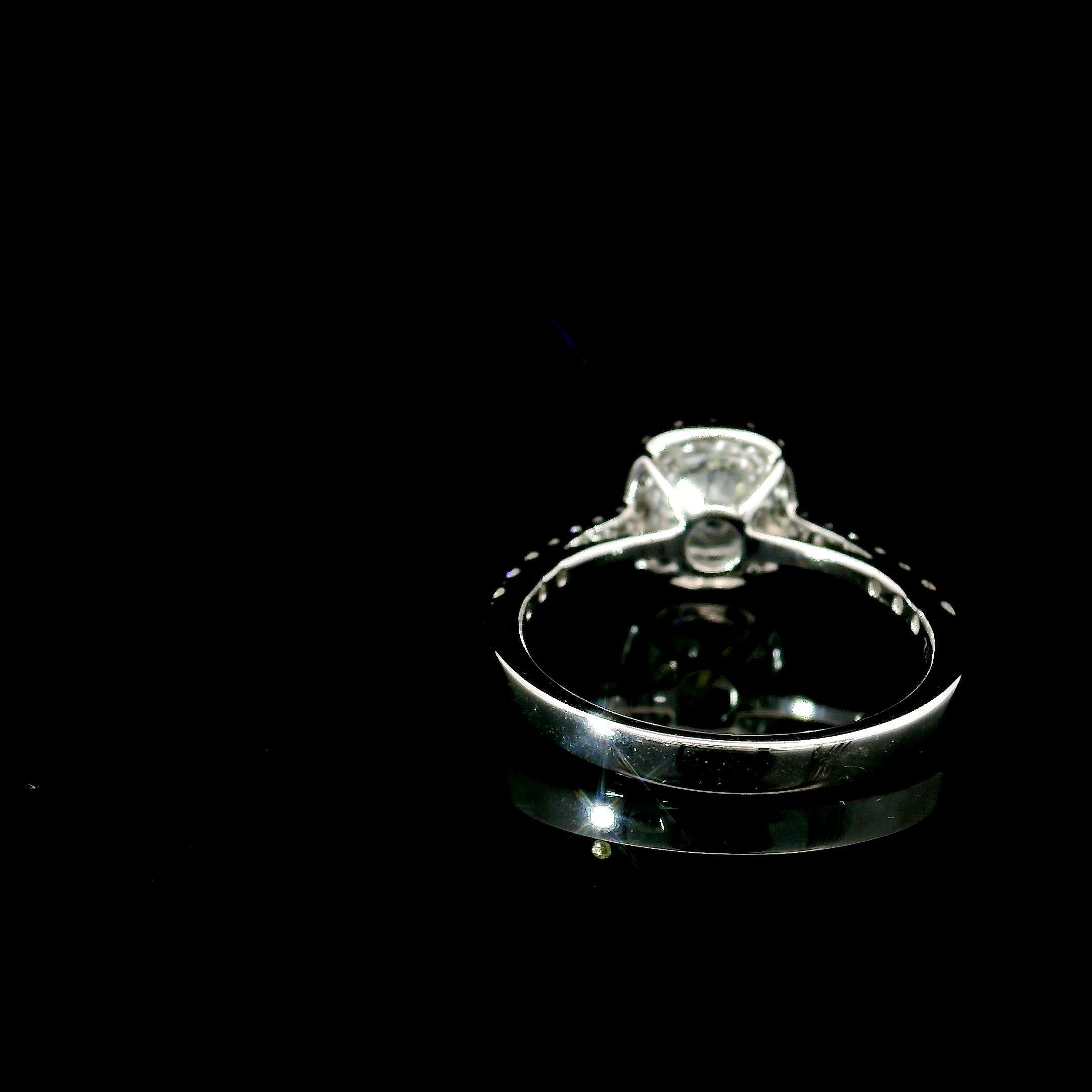 IGI Certified 1.01 Carat F Colour SI2 Clarity Diamond Ring For Sale 1