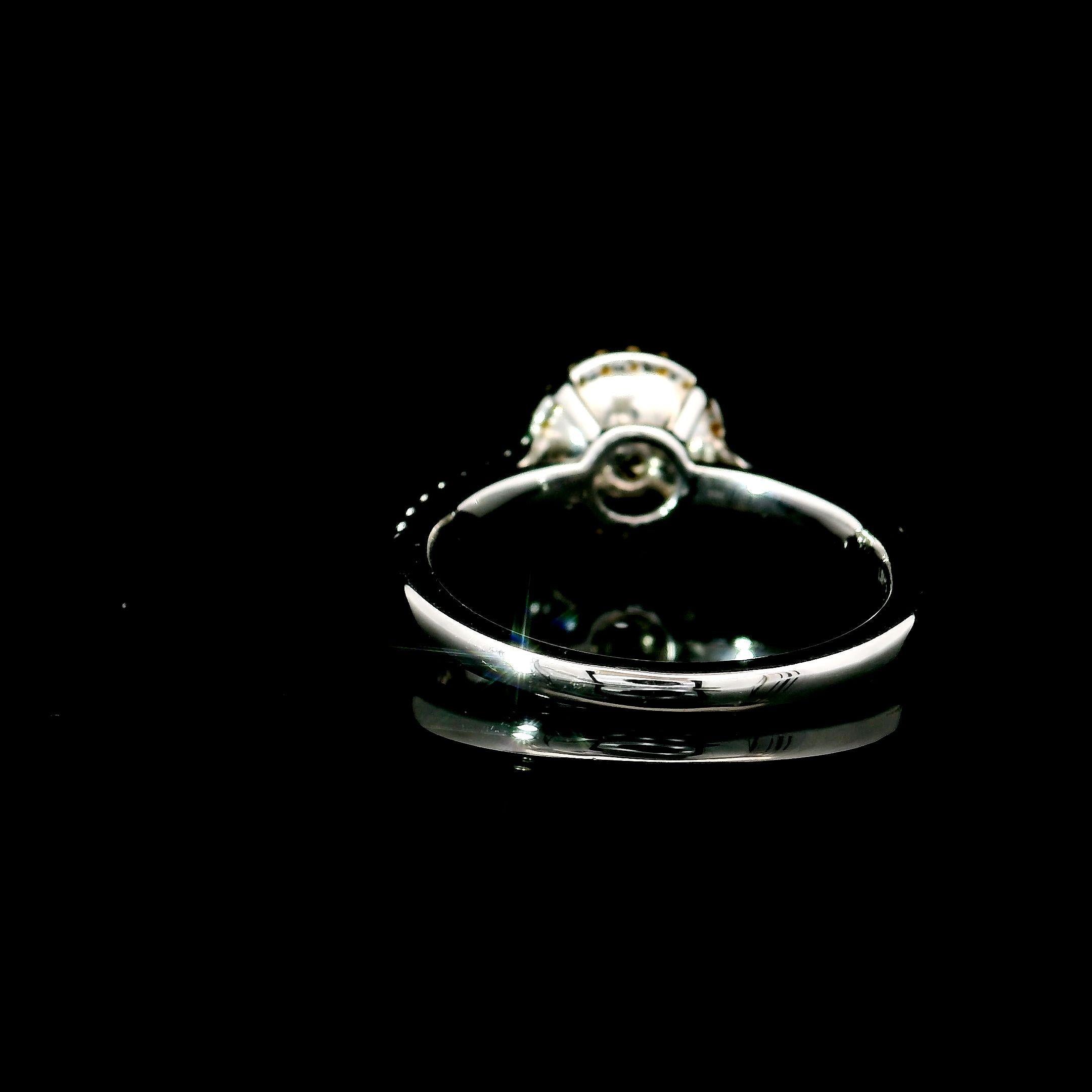 Round Cut IGI Certified 1.01 Carat Y to Z Range SI2 Clarity Diamond Ring For Sale