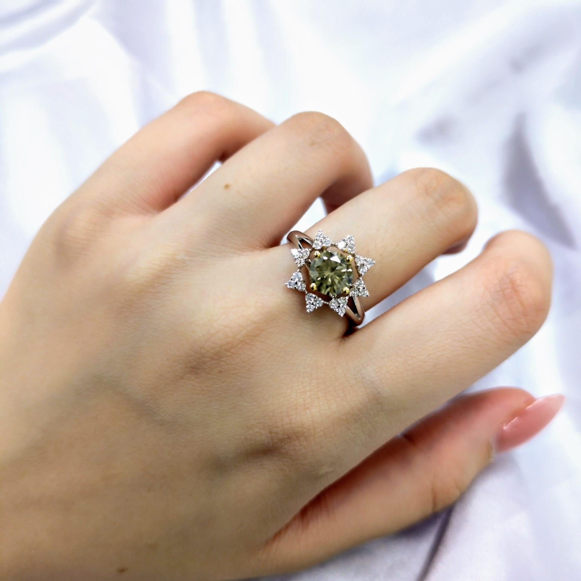 Cette bague exquise est ornée d'un captivant diamant jaune de 1,01 carat en guise de pierre centrale. Le diamant jaune présente une belle teinte dorée, ajoutant une touche de chaleur et d'originalité au design. Le diamant est entouré d'une grappe