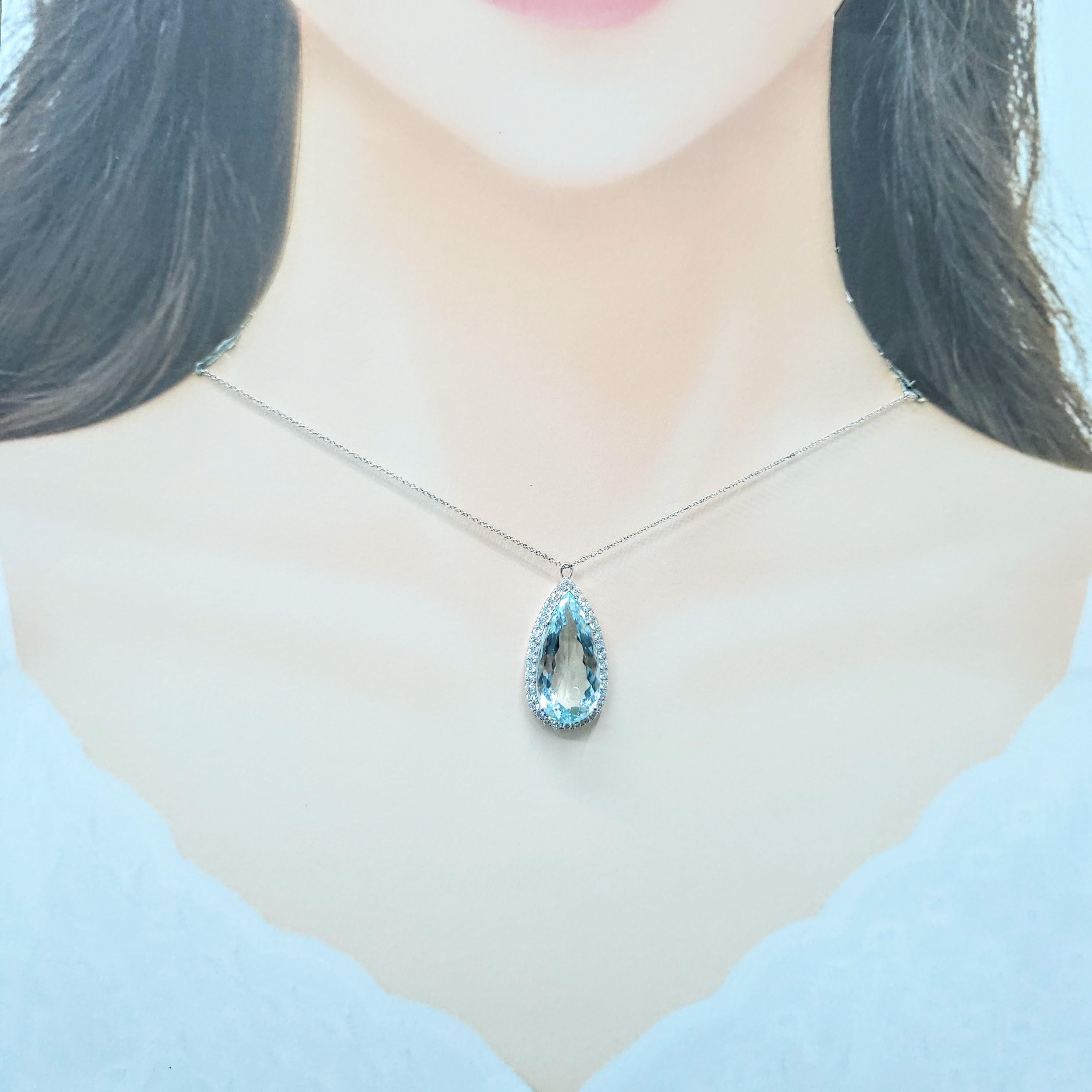 
Ce pendentif �à couper le souffle est un chef-d'œuvre de beauté naturelle et d'artisanat exquis, centré autour d'une magnifique aigue-marine brillante modifiée en poire de 10,11 carats. Cette pierre précieuse de taille importante brille d'une teinte