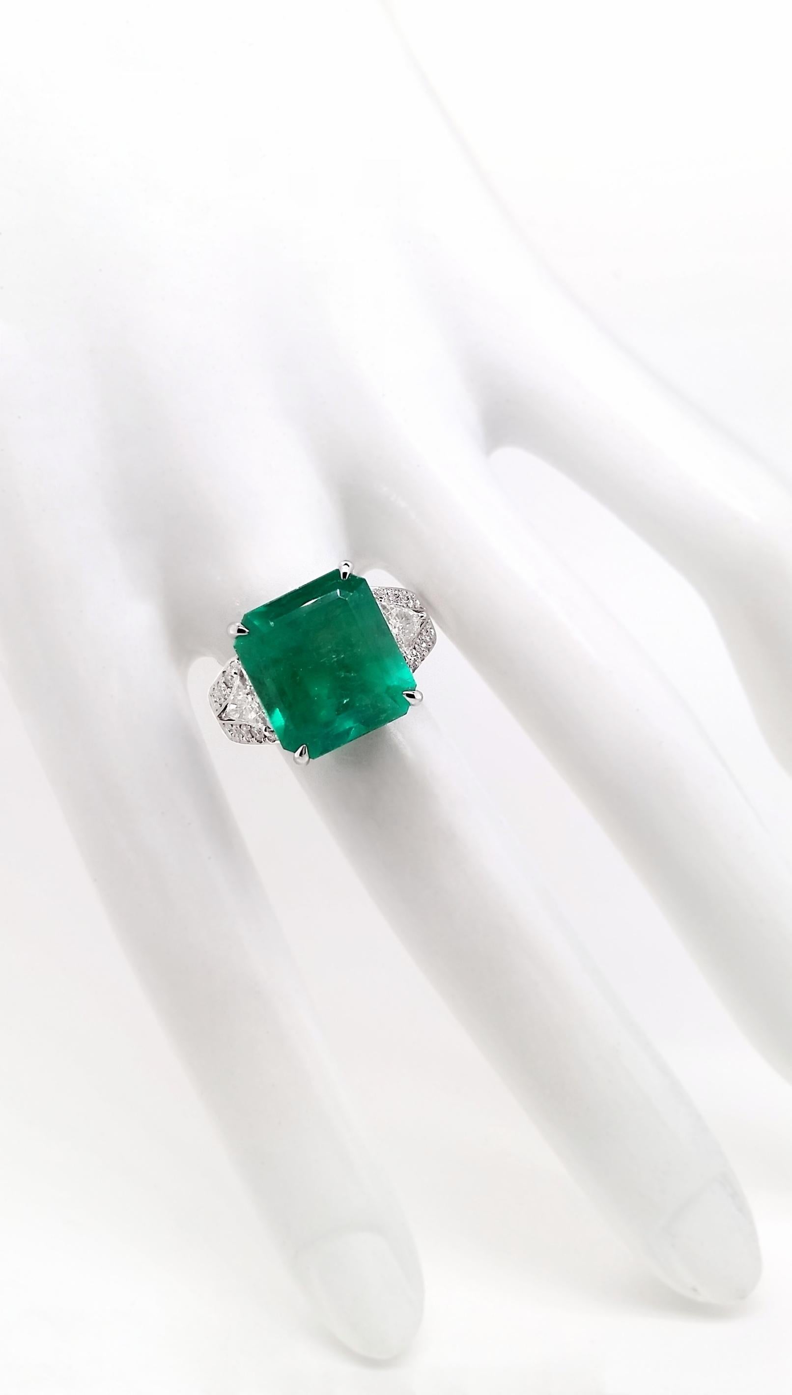 Emerald Cut IGI Certified 10.18ct Colombia Emerald and 1.09ct Natural Diamonds Platinum Ring For Sale