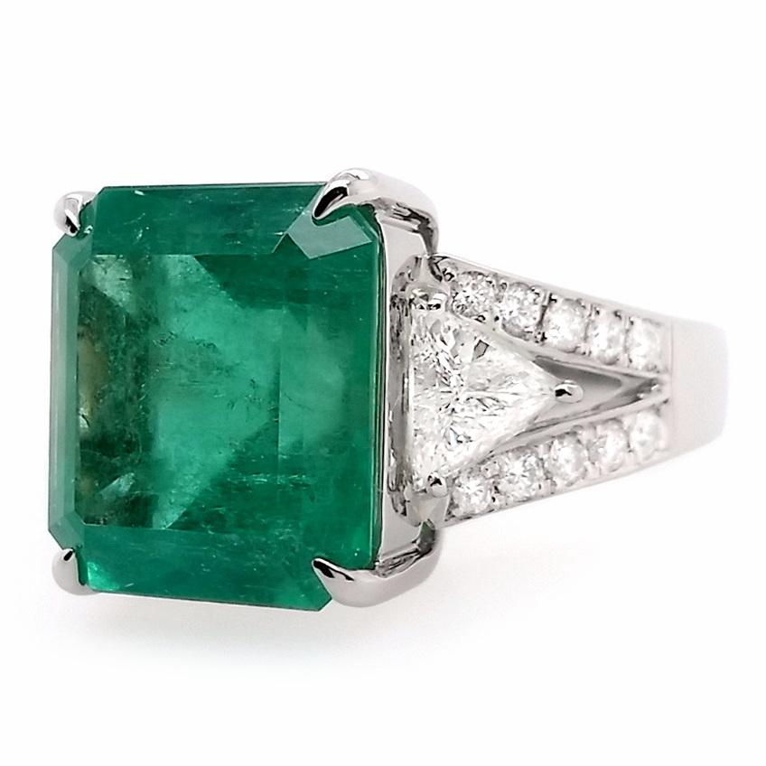 IGI Certified 10.18ct Colombia Emerald and 1.09ct Natural Diamonds Platinum Ring In New Condition For Sale In Hong Kong, HK