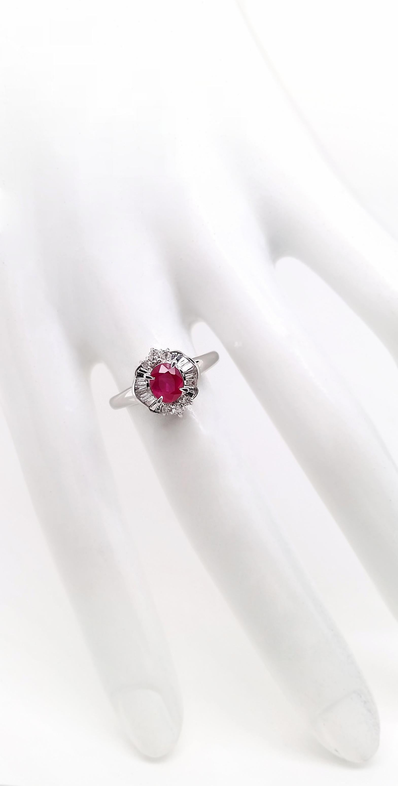 IGI Certified 1.01ct Burma Ruby and 0.33ct Natural Diamonds Platinum Ring In New Condition For Sale In Hong Kong, HK