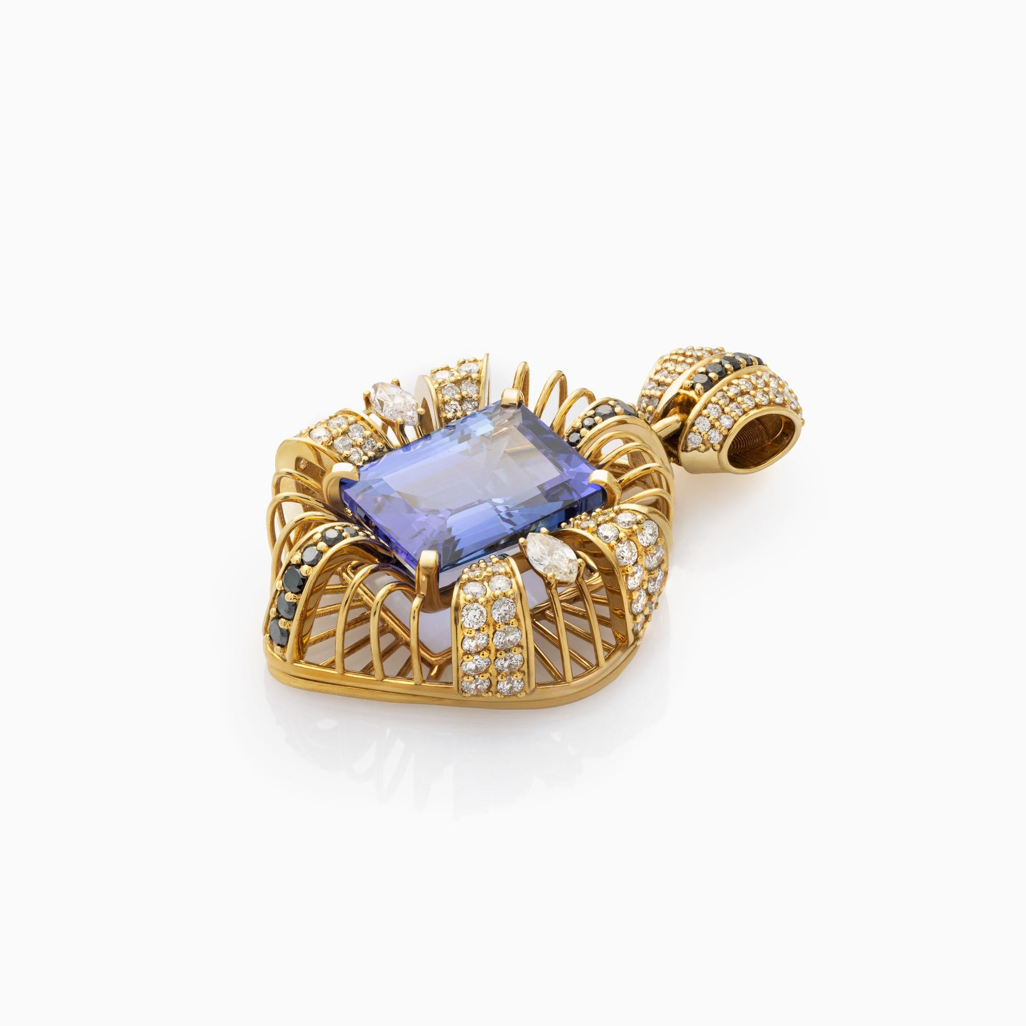 Pendentif en tanzanite, 10,25 carats, pendentif en diamant, 1,72 carats, or jaune 18K, certifié IGI, taille émeraude. Ce pendentif exquis est réalisé en or jaune 18 carats et présente une tanzanite naturelle saisissante pesant environ 10,25 carats.