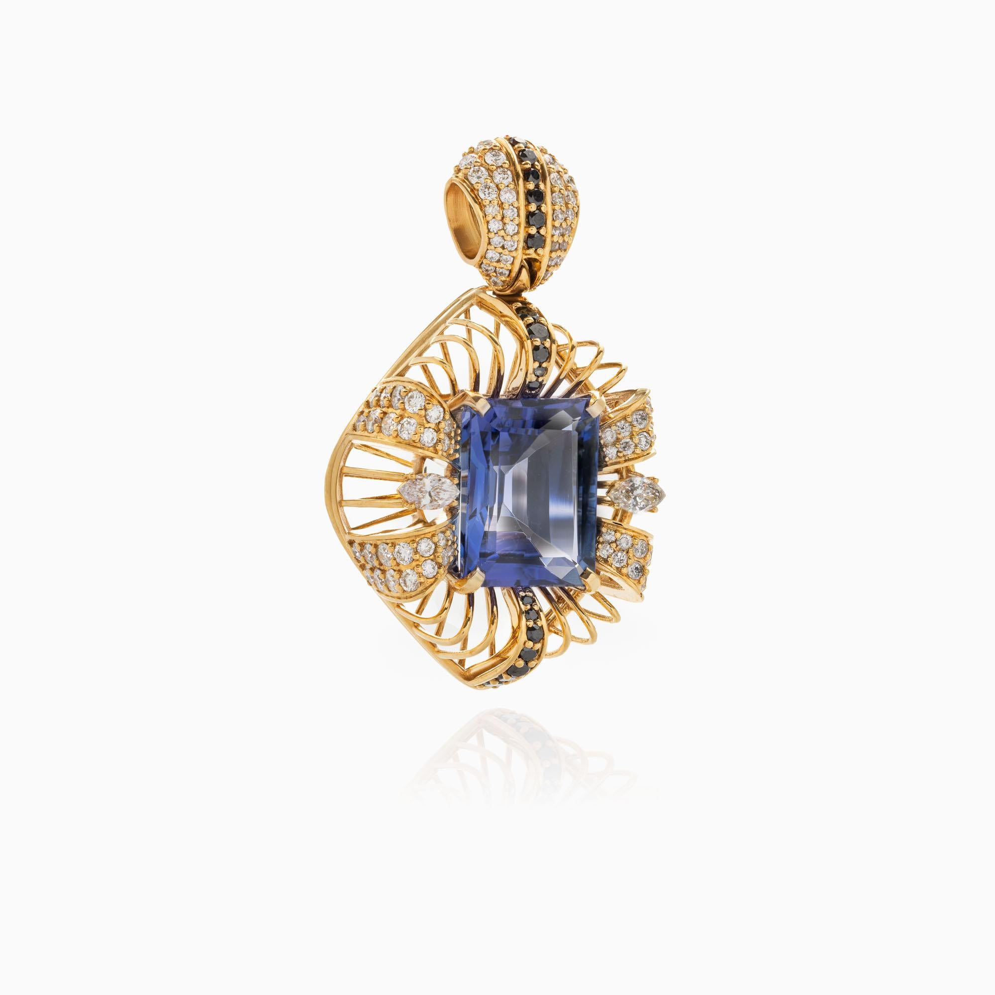 Taille émeraude Pendentif en or jaune 18K certifié IGI 10,25 ct Tanzanite et 1,72 ct Diamant en vente