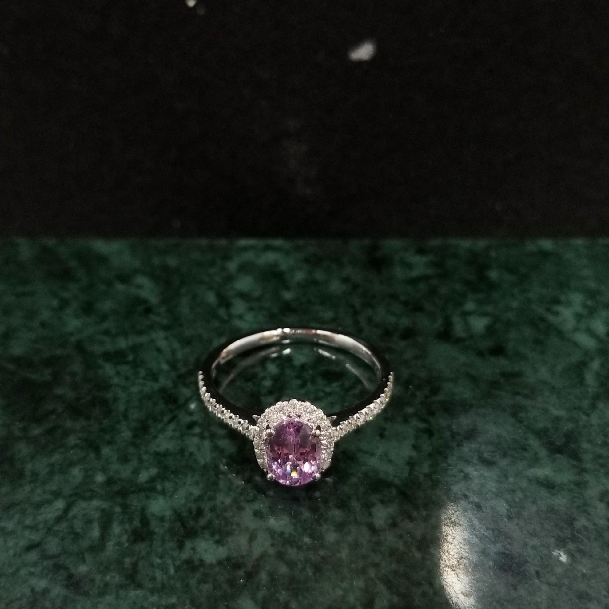 IGI Certified 1.04 Carat Purple Sapphire & Diamond Ring in 18K White Gold In New Condition For Sale In KOWLOON, HK