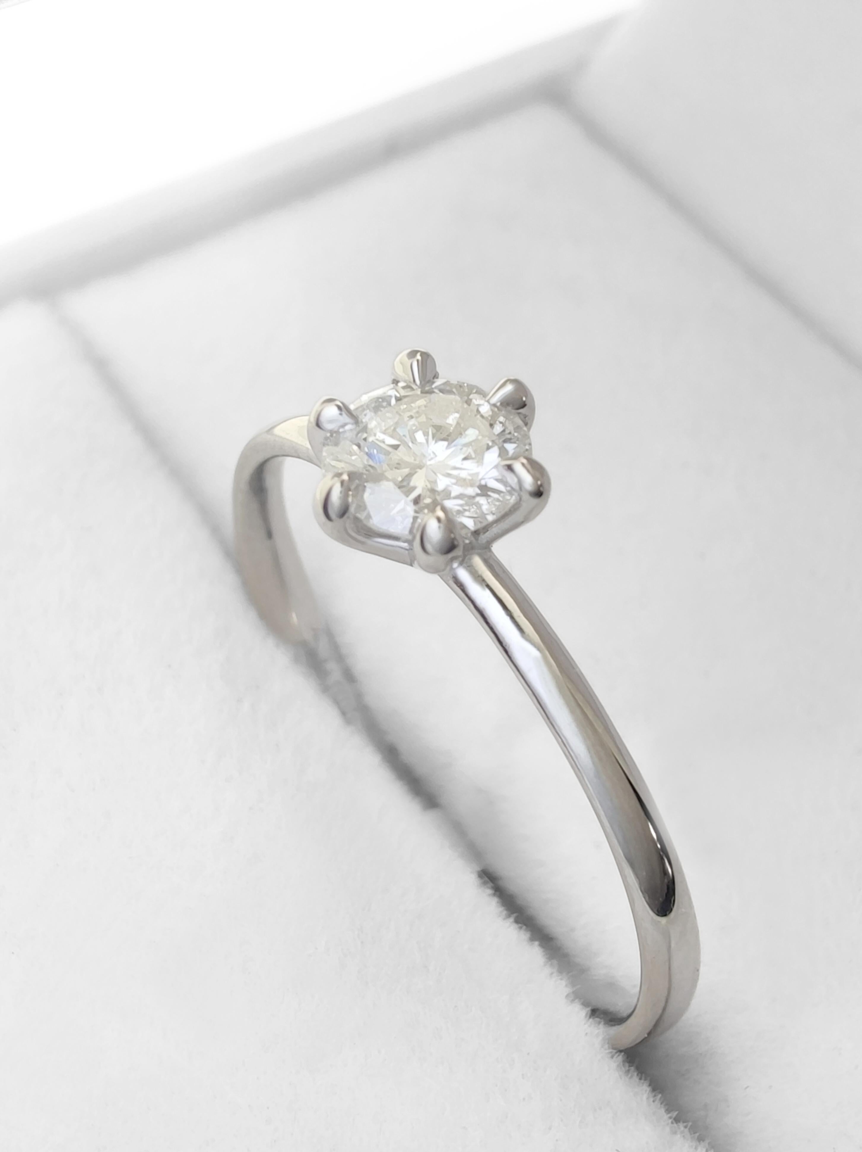 IGI Certified 0.40ct Diamond Solitaire Ring in 18K White Gold – Handcrafted Minimalist Elegance

A refined solitaire crafted in solid 18K white gold, this handmade ring showcases a natural 0.40 carat round brilliant-cut diamond. With a