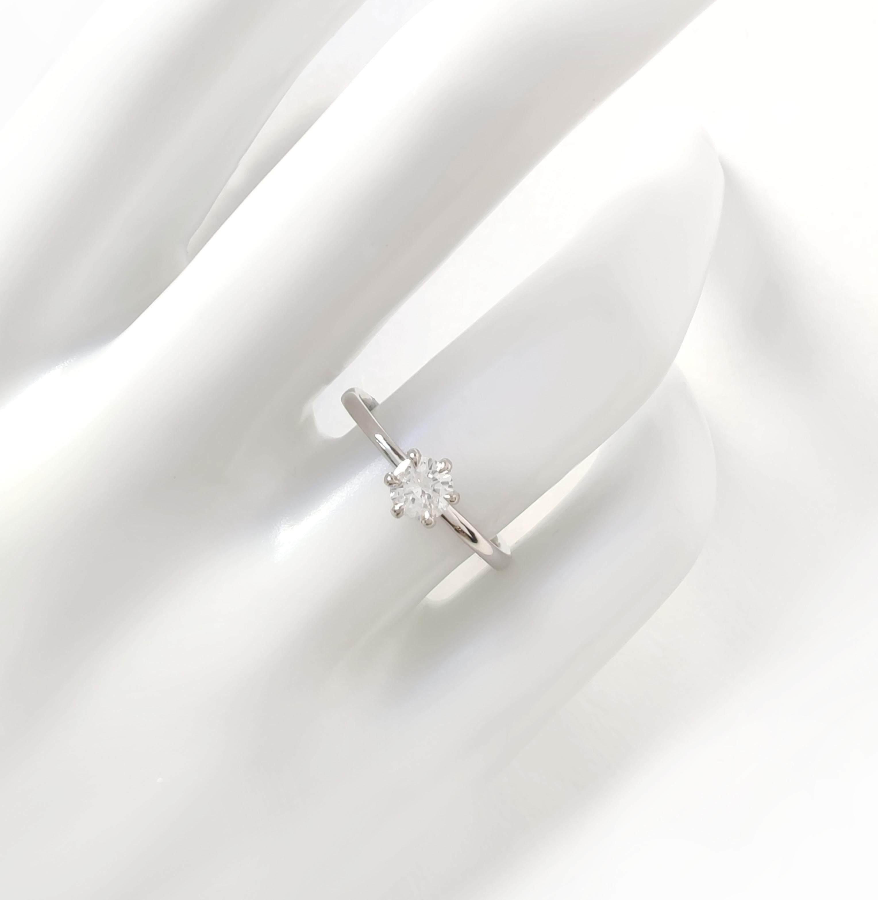IGI Certified 0.40 Ct Round Brilliant Diamond Engagement Ring in 18K White Gold For Sale 1