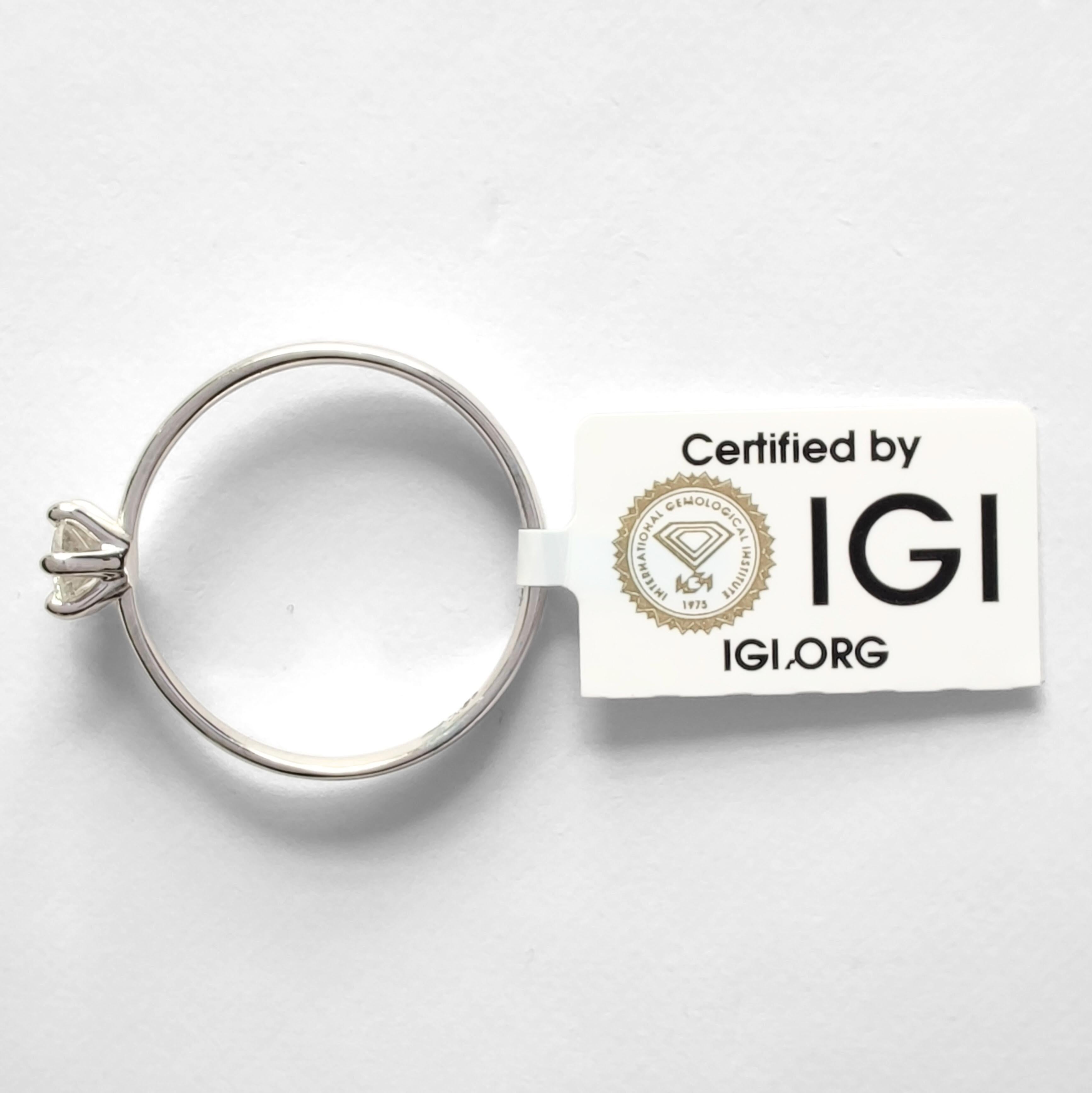 IGI Certified 0.40 Ct Round Brilliant Diamond Engagement Ring in 18K White Gold For Sale 2
