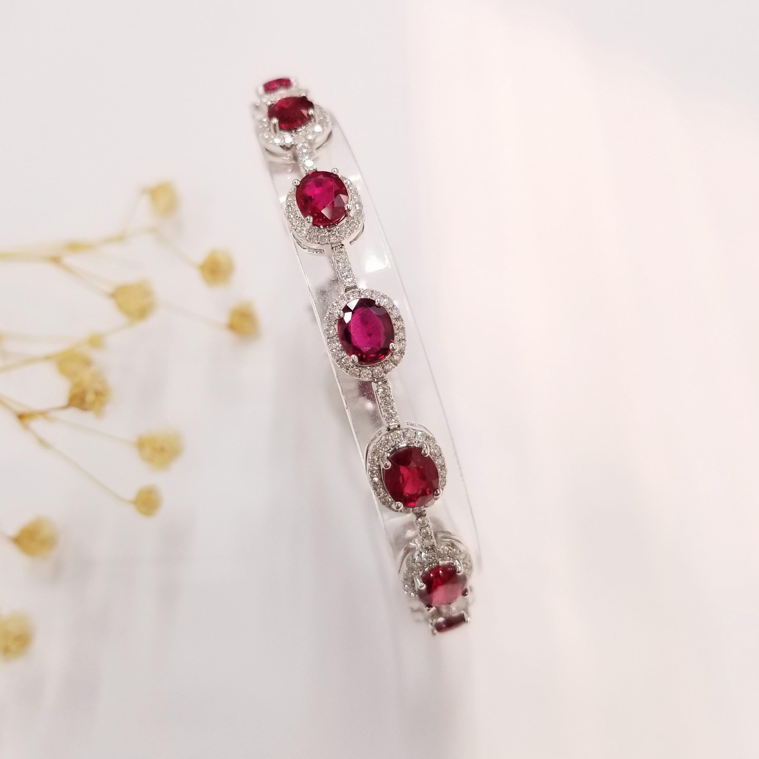 Taille ovale Bracelet en or blanc 18 carats avec rubis et diamants de 10,55 carats certifiés IGI en vente
