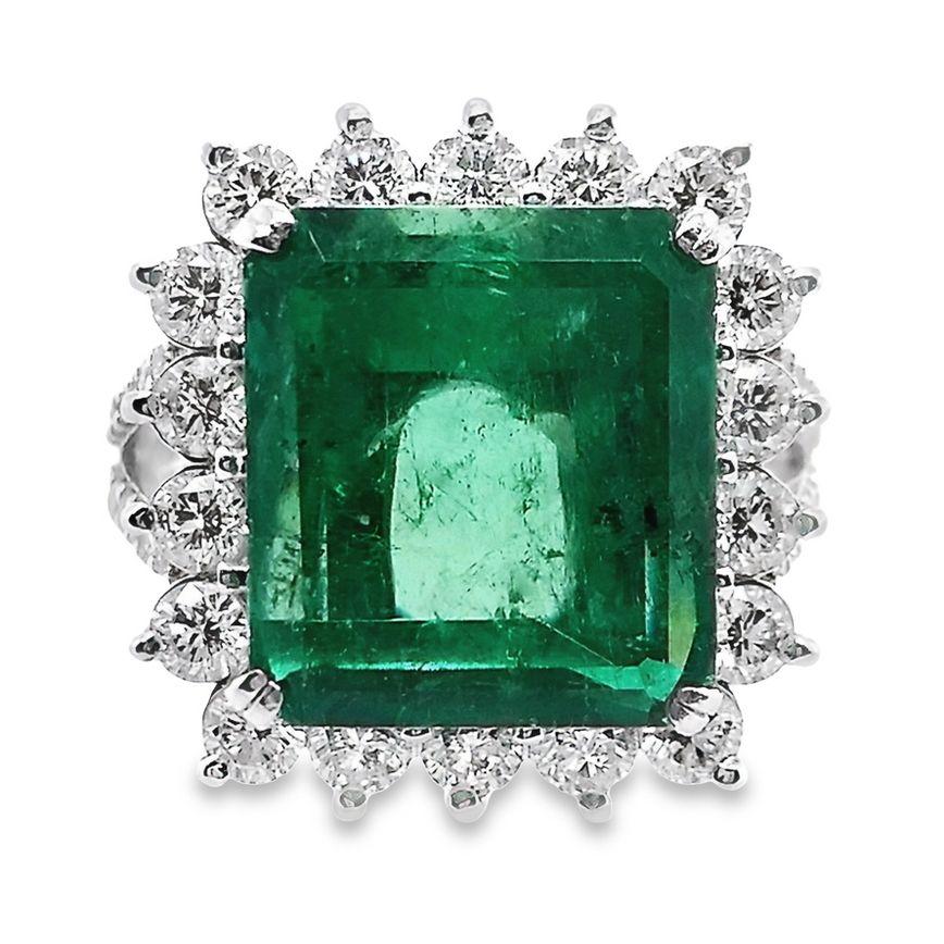 IGI Certified 10.5ct Natural Emerald and 1.75ct Natural Diamonds Platinum Ring In New Condition In Hong Kong, HK