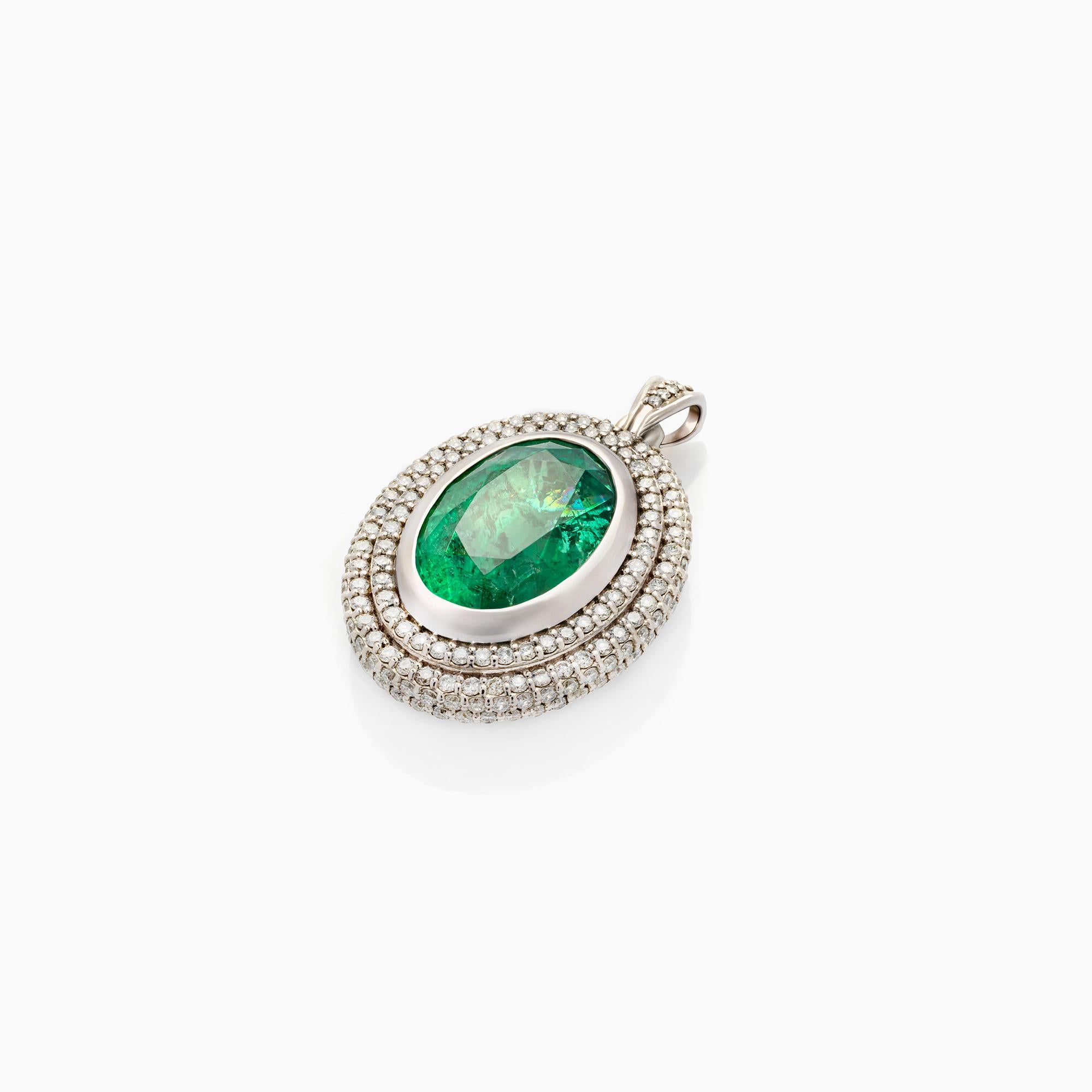Pendentif émeraude, 10,67 carats, pendentif diamant, 1,95 carats, or blanc 14K, certifié IGI. Ce luxueux pendentif est réalisé en or blanc 14 carats et met en valeur une impressionnante émeraude naturelle ovale à taille mixte pesant environ 10,67