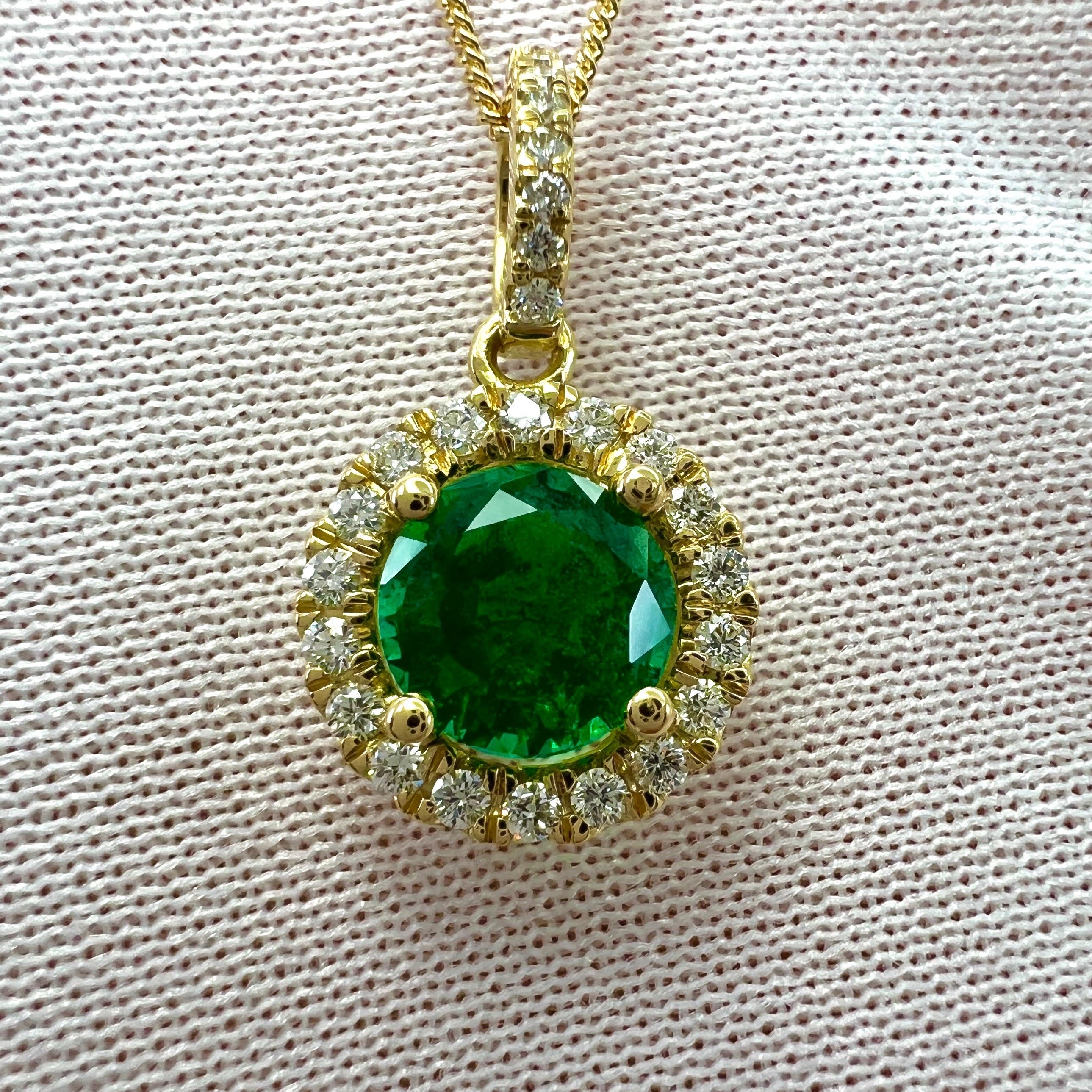 Women's or Men's IGI Certified 1.06ct Fine Green Round Cut Emerald Diamond 18k Gold Halo Pendant For Sale