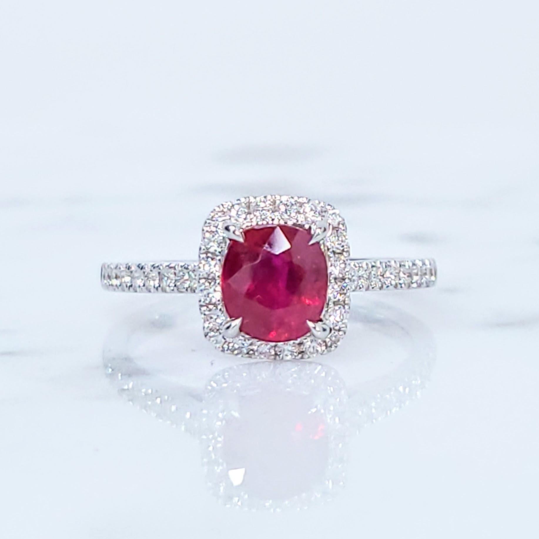 IGI Certified 1.07 Carat Pigeon Blood Ruby & Diamond Ring in 18K White Gold In New Condition For Sale In KOWLOON, HK