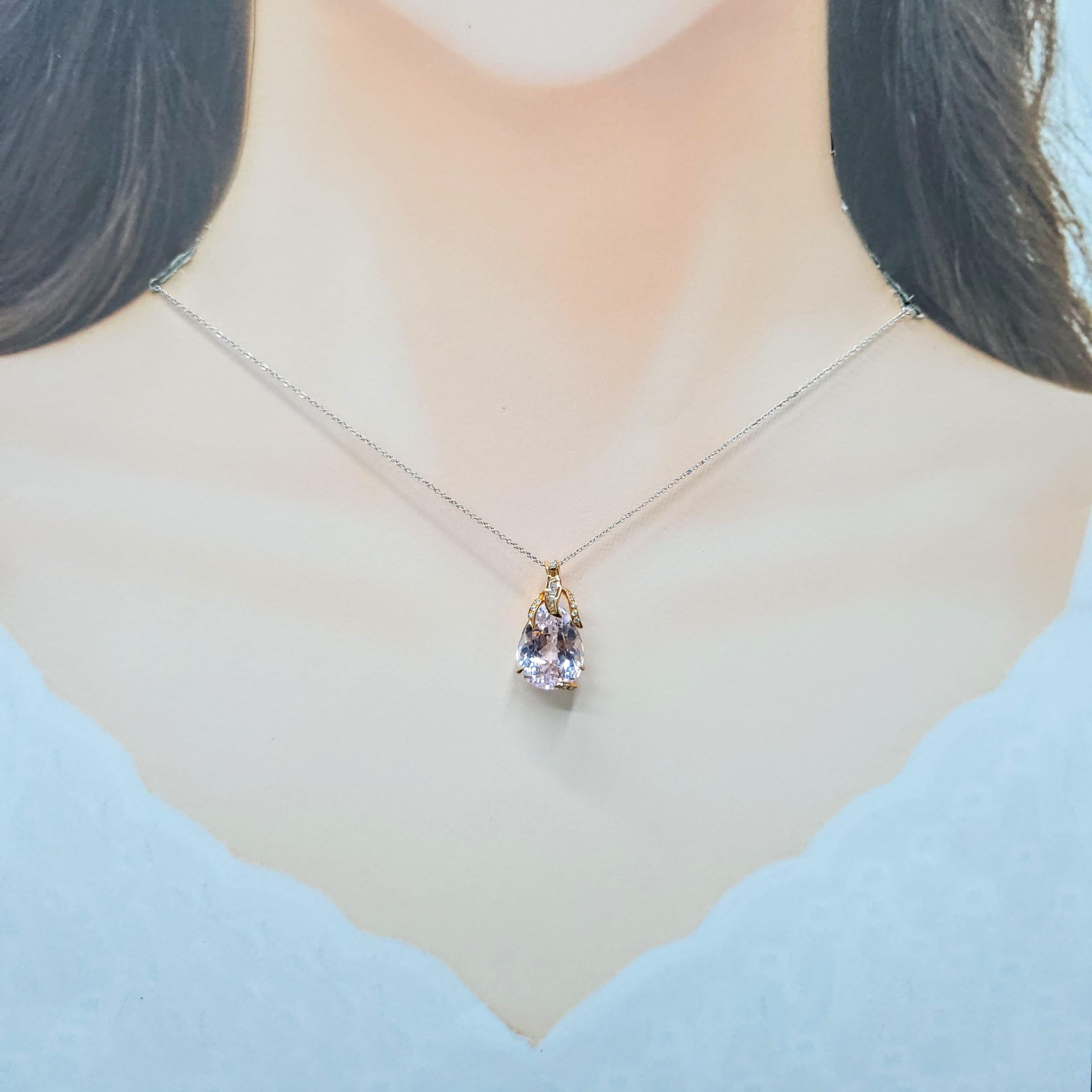 Découvrez un monde de charme délicat avec ce pendentif captivant en or rose 18 carats, véritable incarnation de la grâce et de la sophistication. En son cœur, une magnifique kunzite de 10,75 carats en forme de poire rayonne d'une fascinante teinte