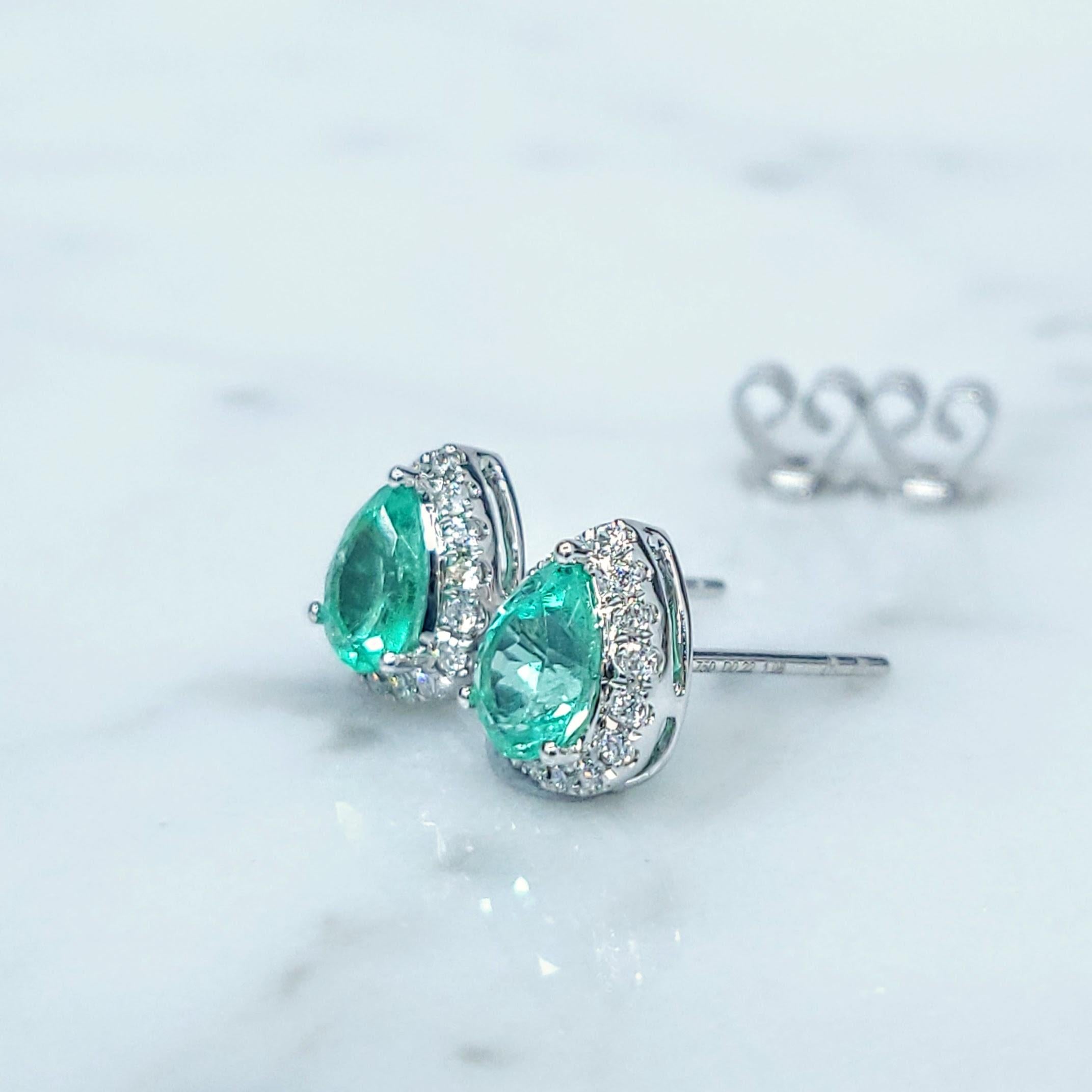 IGI Certified 1.08 Carat Colombian Emerald & Diamond Earrings in 18K White Gold In New Condition For Sale In KOWLOON, HK