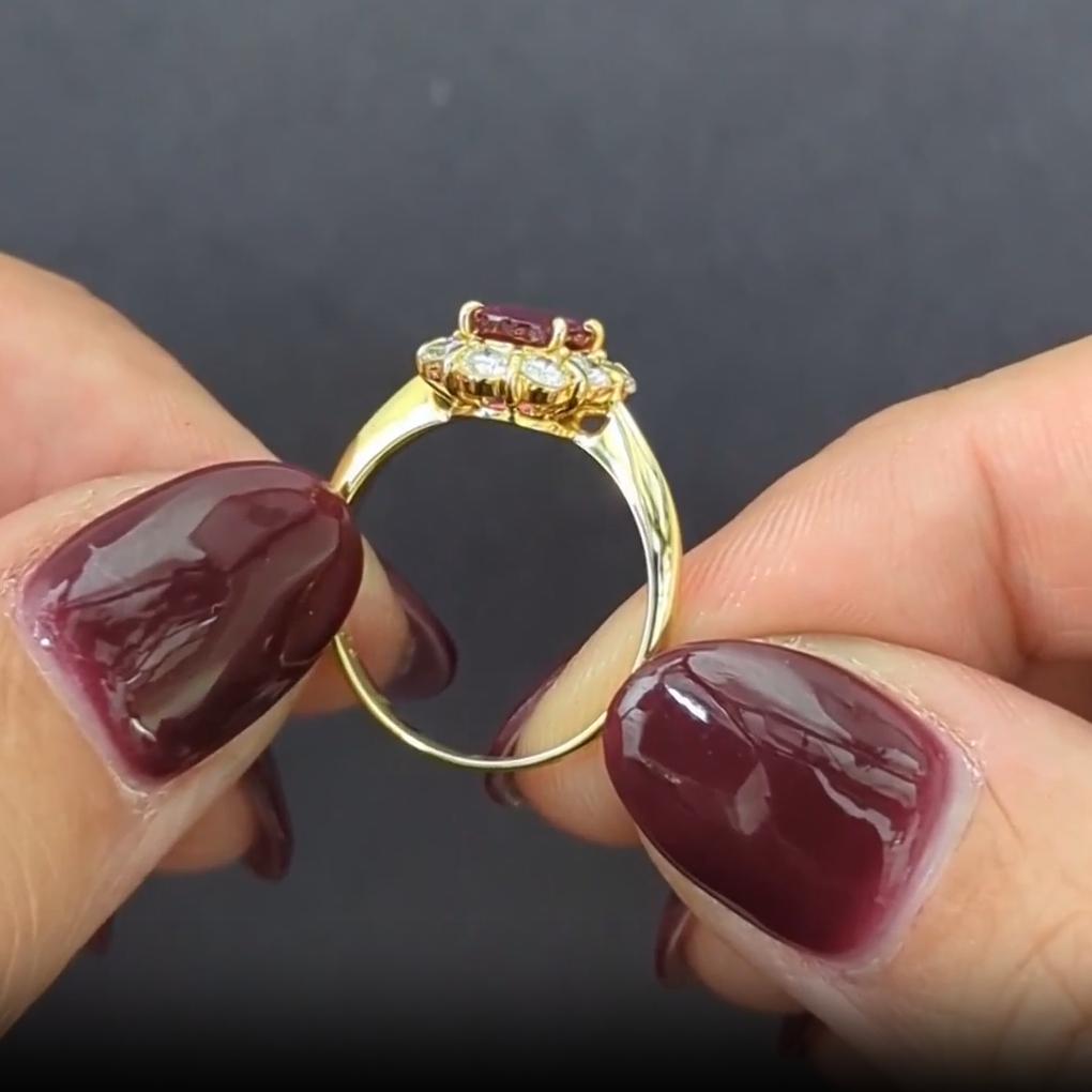 IGI Certified 1.08 Carat Oval Unheated Ruby 18k Yellow Gold Cocktail Ring In New Condition For Sale In Chicago, IL