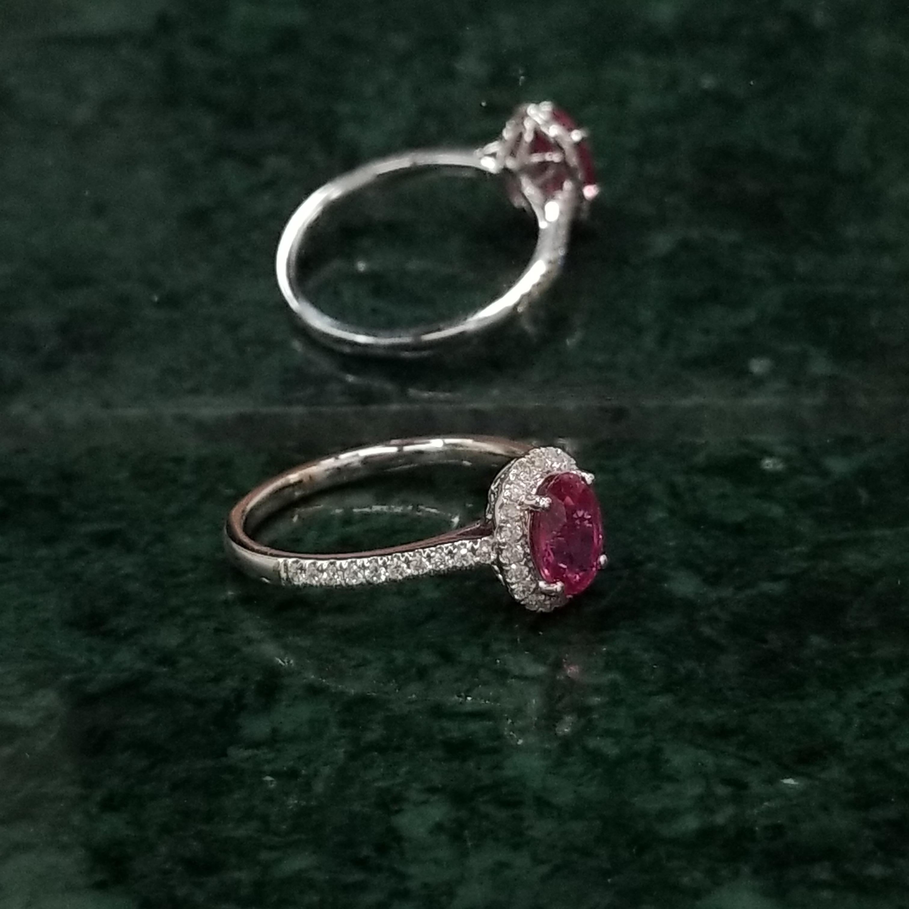Women's IGI Certified 1.08 Carat Sapphire & Diamond Ring in 18K White Gold For Sale