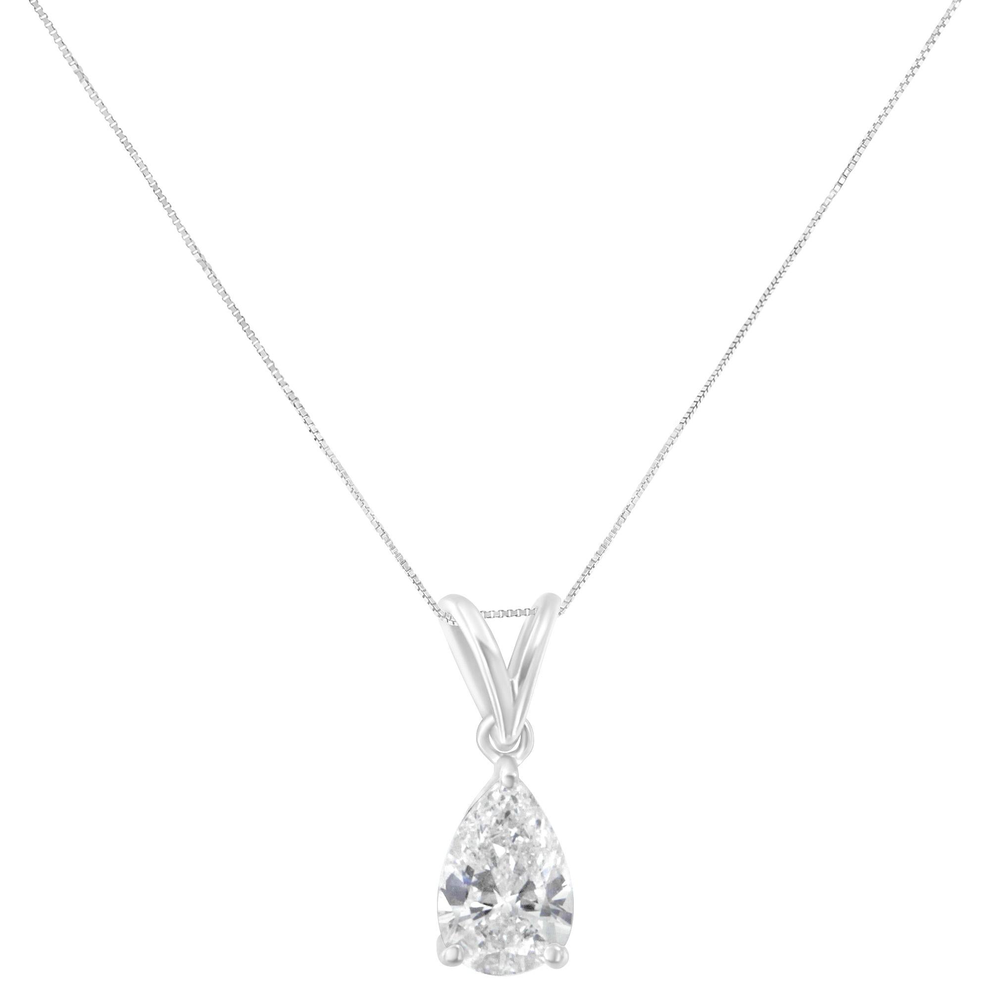 Questo design senza tempo presenta un diamante con taglio a pera appeso a una delicata catenina. Un design classico che durerà tutta la vita. È realizzato in oro bianco da 10 carati e ha un peso totale di diamanti di 1/2 carati. Questa bellissima